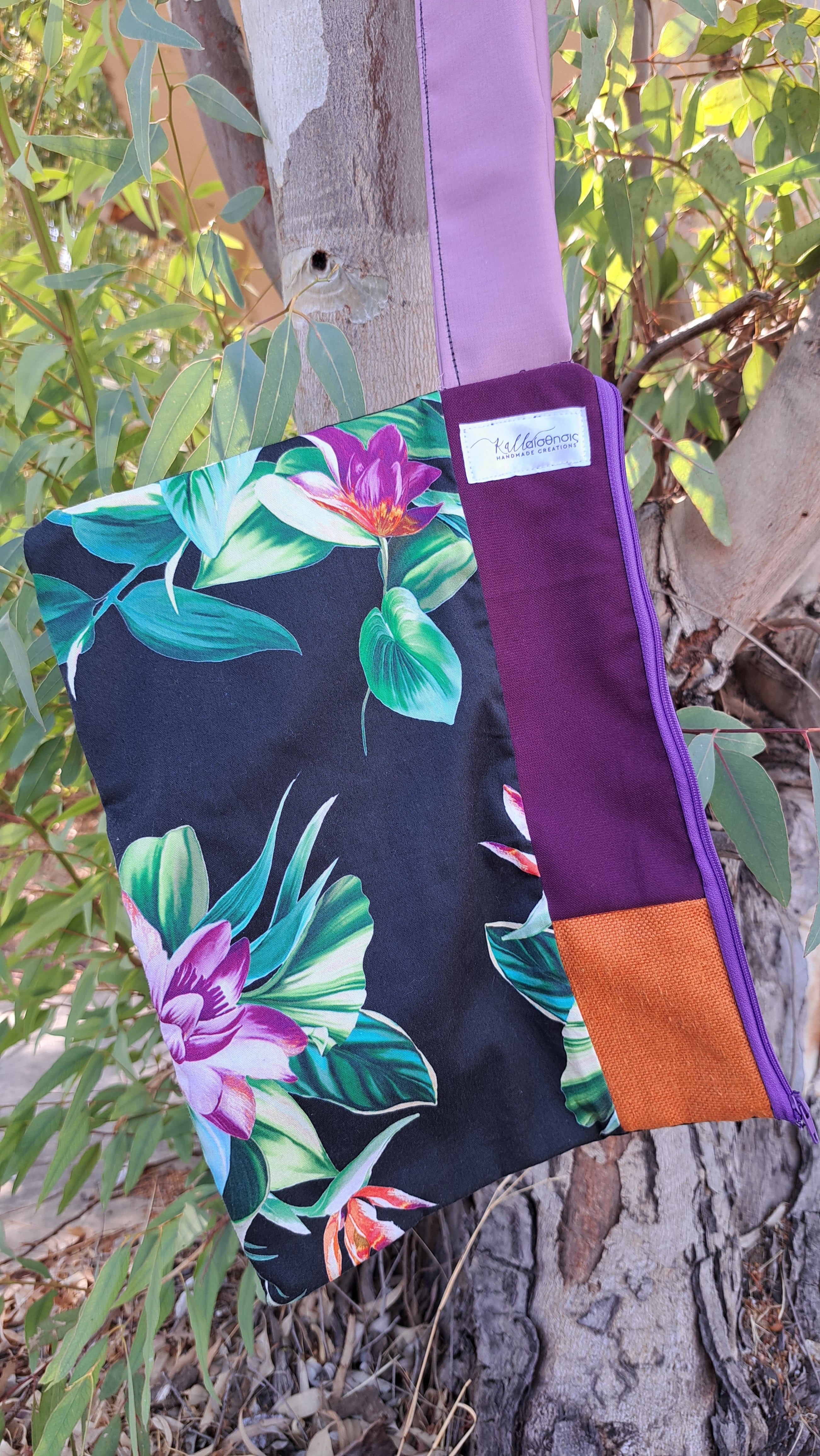 Χειροποίητο τσαντάκι-φάκελος — Μαύρη με πολύχρωμα λουλούδια και μωβ/πορτοκαλί λεπτομέρειες| Kallαίσθησις