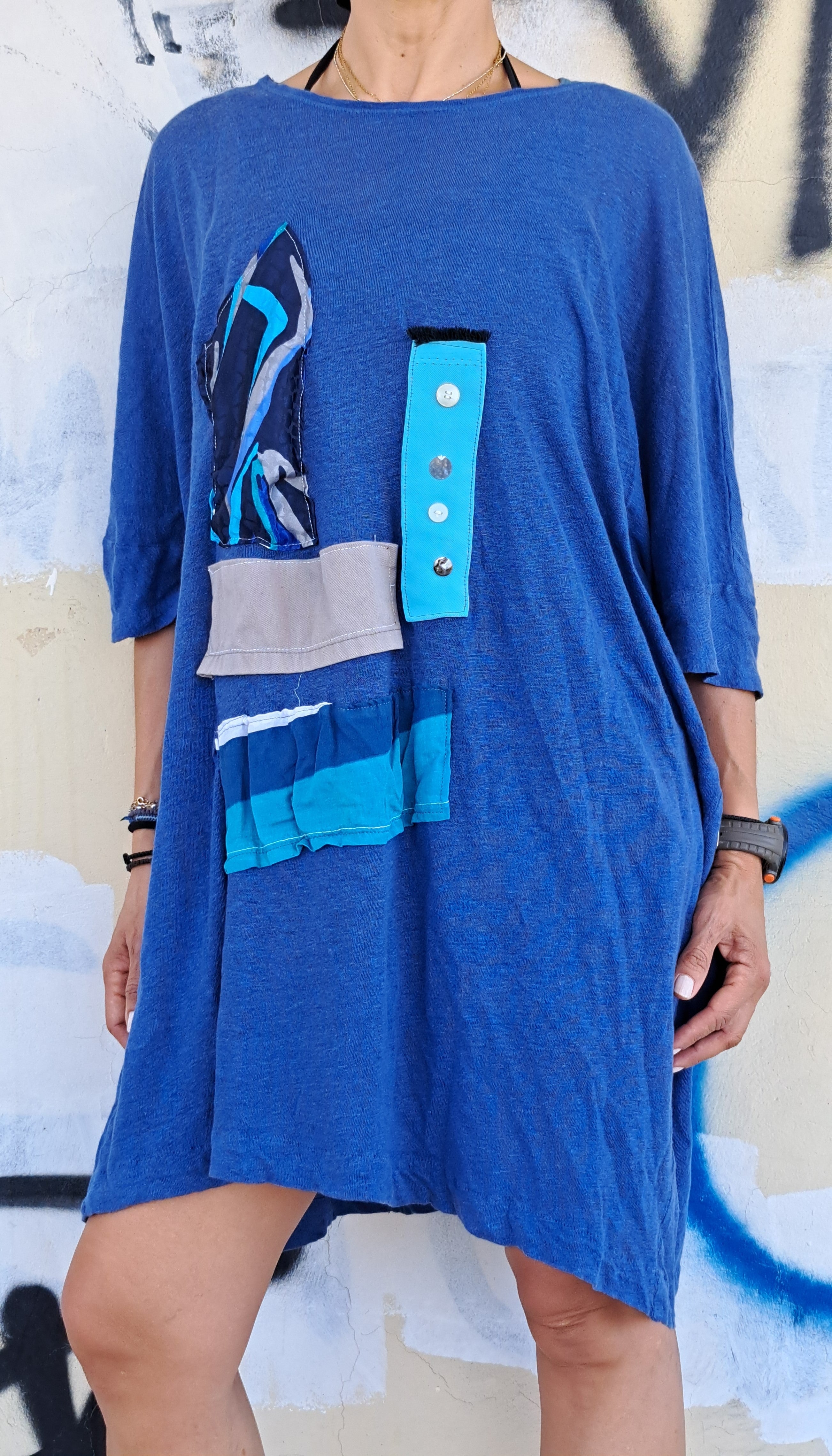 Χειροποίητη μπλούζα με μανίκι 3/4  σε μπλε απόχρωση με πολύχρωμες λεπτομέρειες | Kallαίσθησις