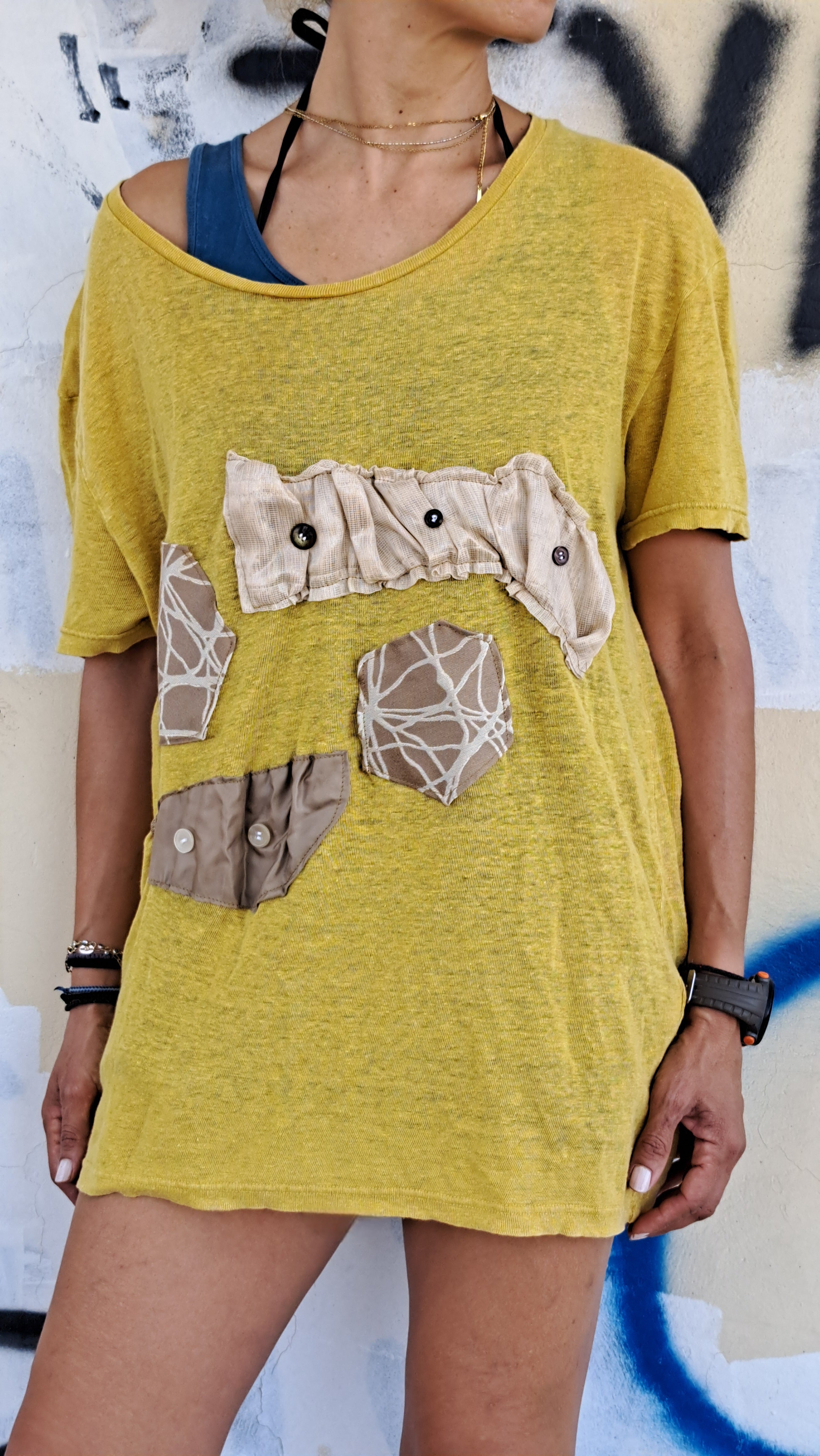 Χειροποίητη κοντομάνικη μπλούζα — Μουσταρδί με μπεζ λεπτομέρειες | Kallαίσθησις