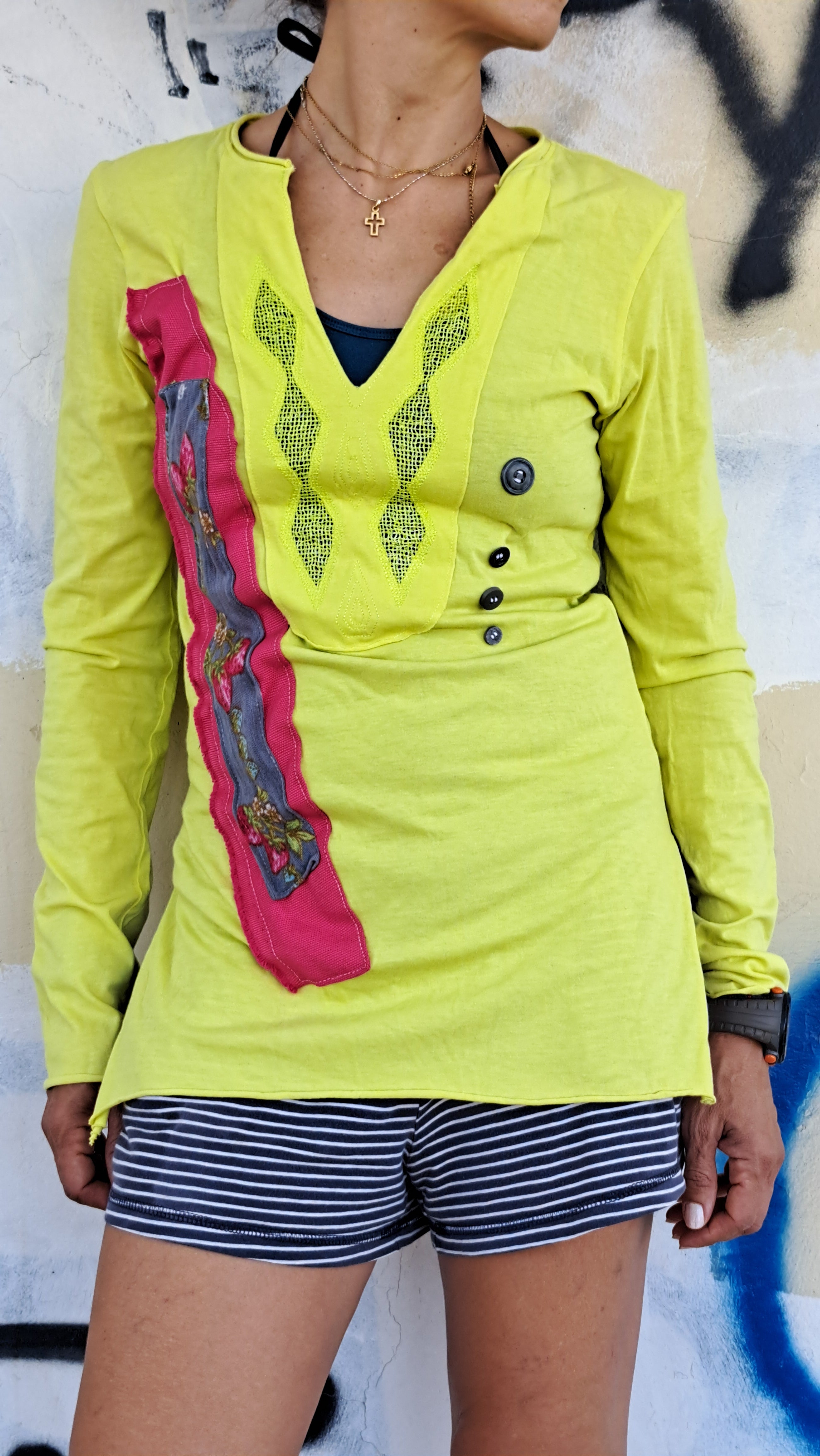 Μακρυμάνικη χειροποίητη μπλούζα — Λαχανί με ροζ λεπτομέρειες | Kallαίσθησις