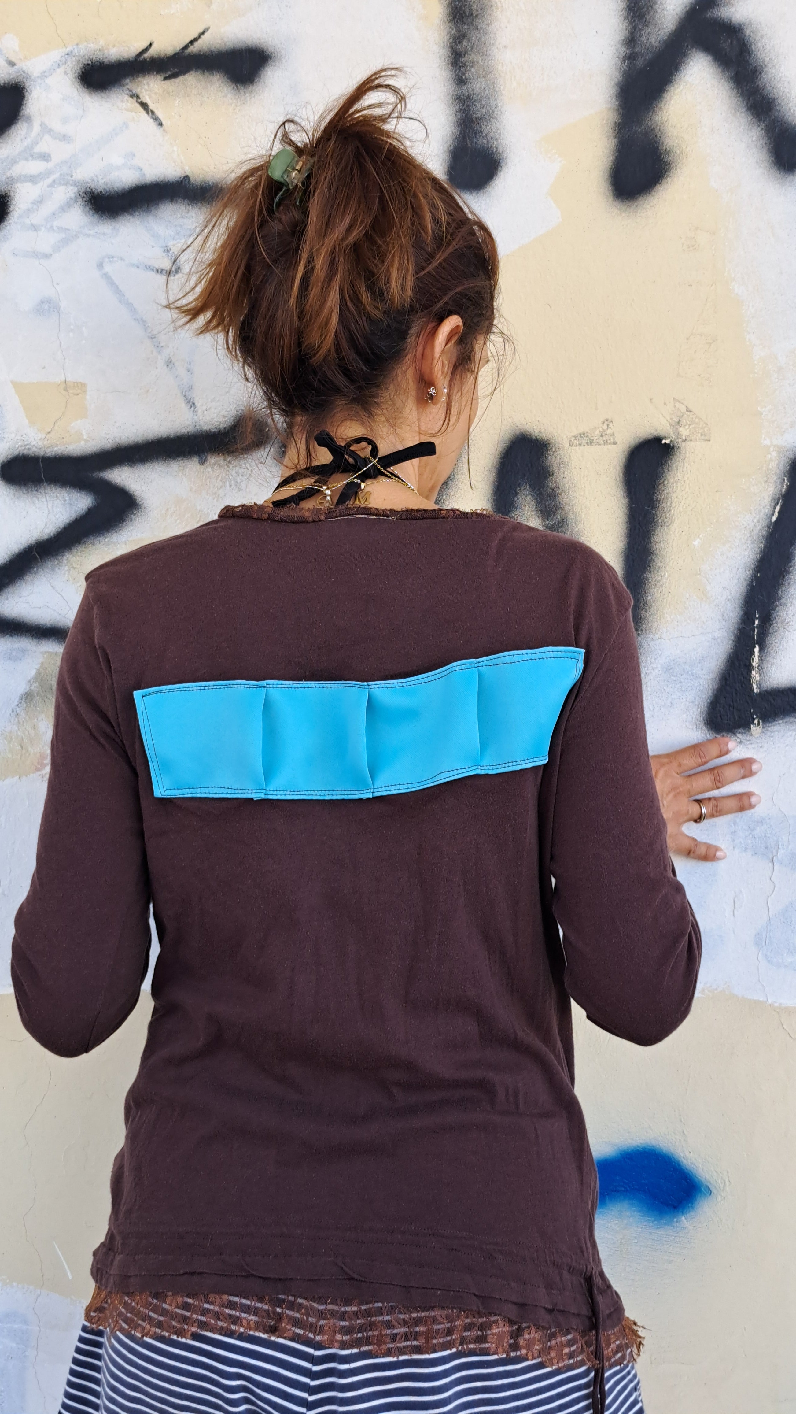 Μακρυμάνικη χειροποίητη μπλούζα — Καφέ με τιρκουάζ λεπτομέρειες| Kallαίσθησις