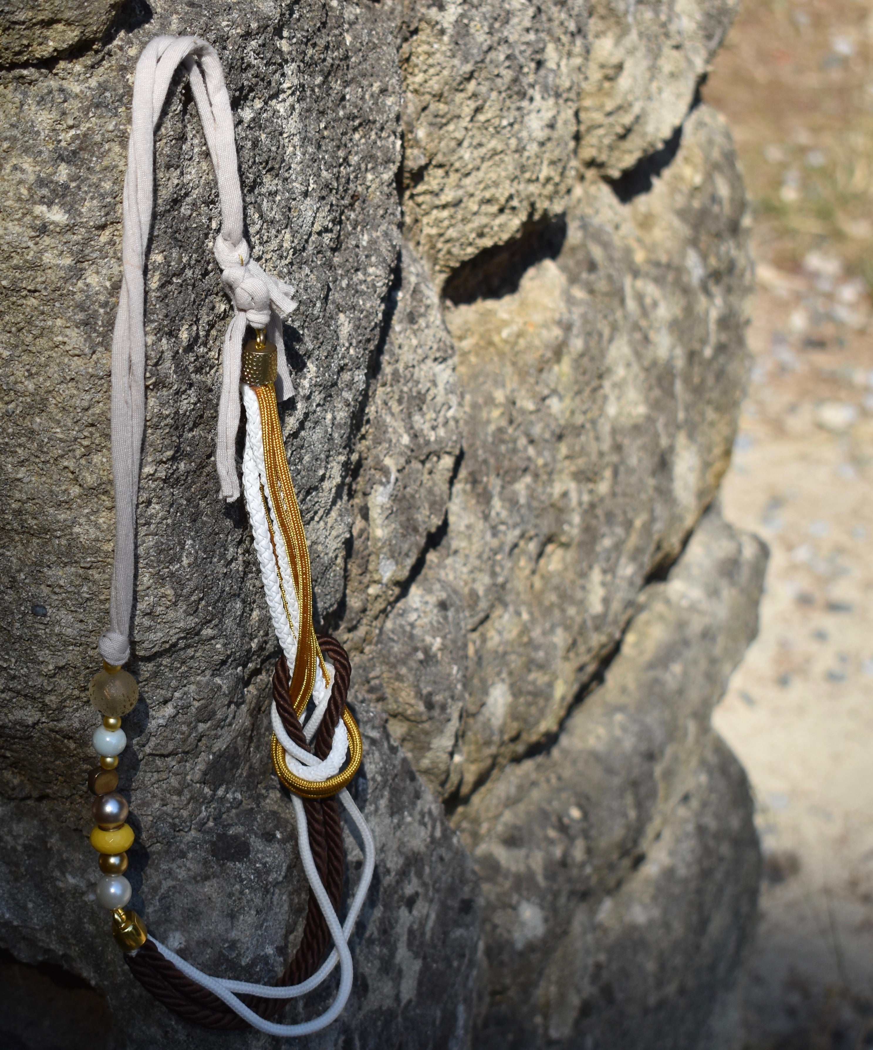 Χειροποίητο Κολιέ με Ύφασμα & Χάντρες σε Γήινες Αποχρώσεις | Kallαίσθησις