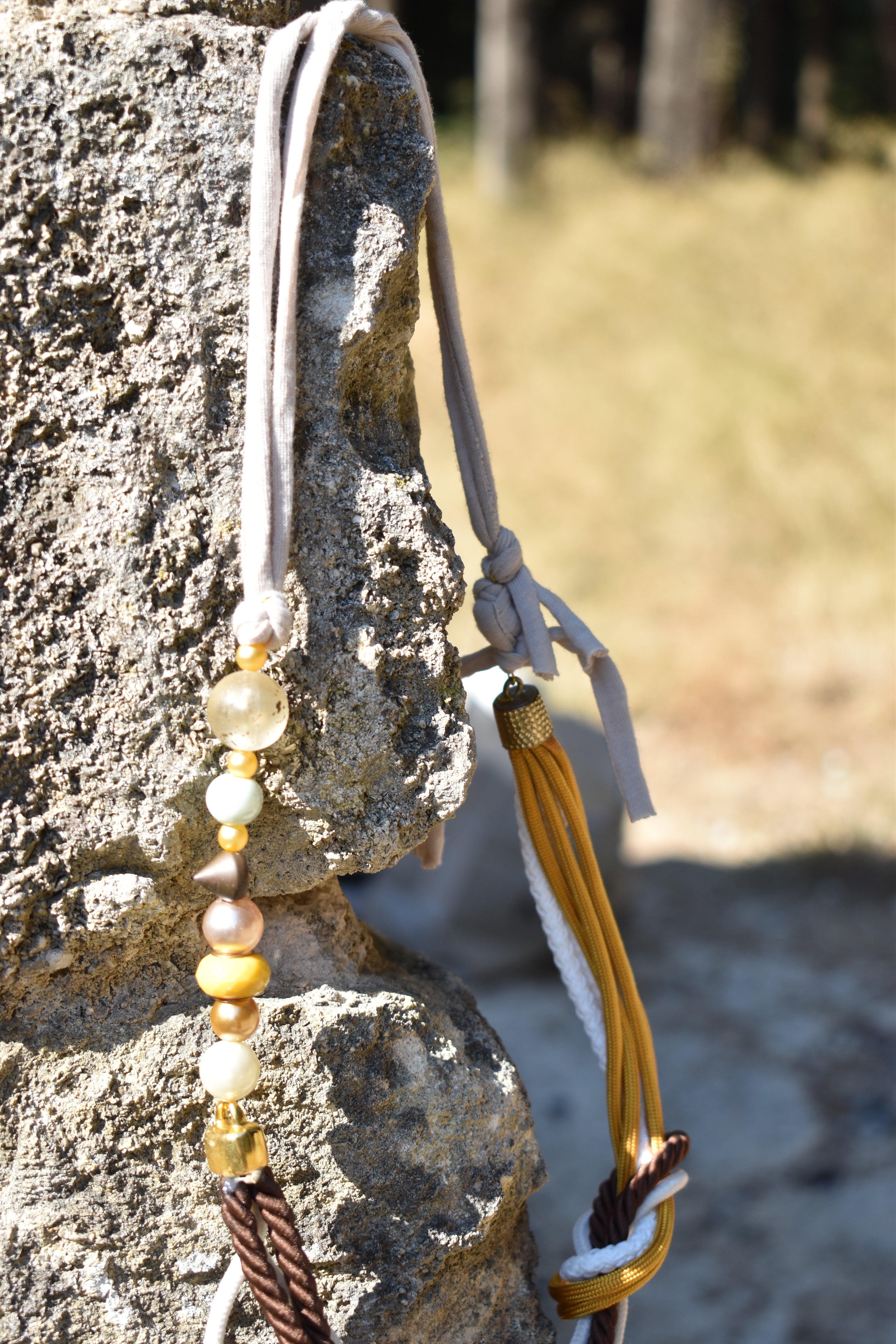 Χειροποίητο Κολιέ με Ύφασμα & Χάντρες σε Γήινες Αποχρώσεις | Kallαίσθησις