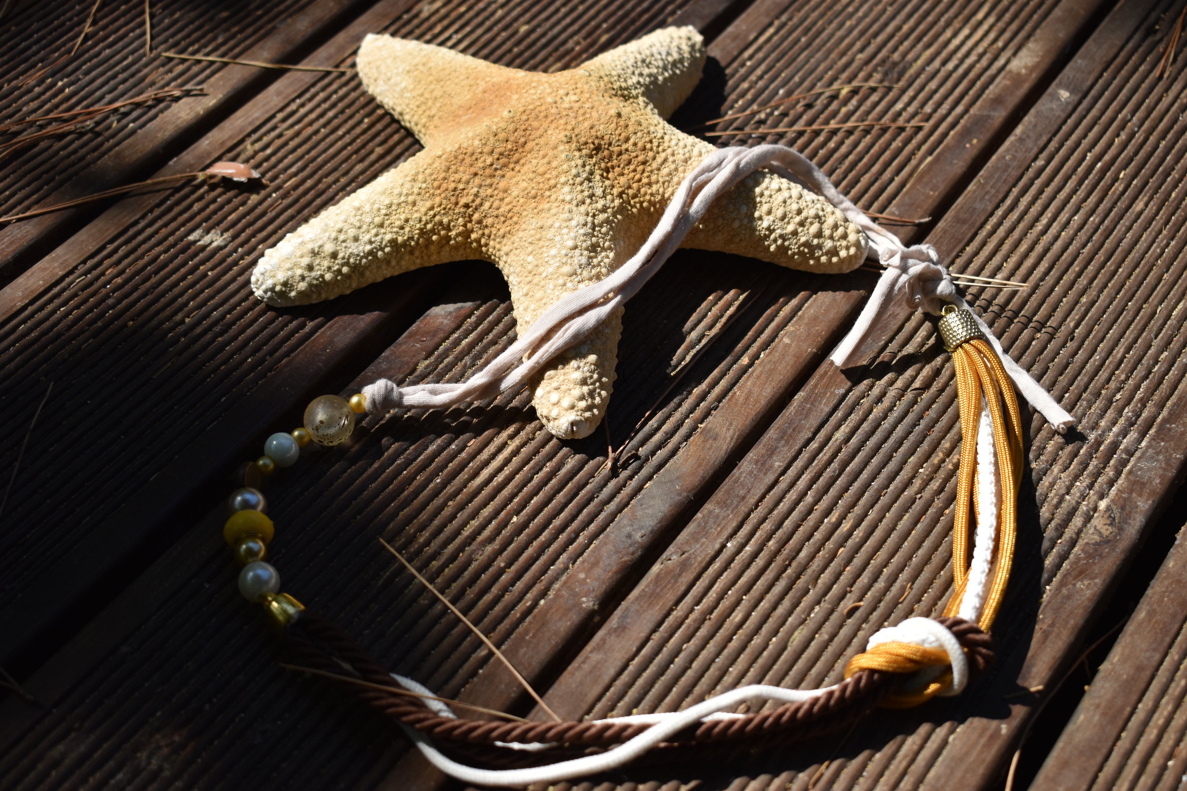 Χειροποίητο Κολιέ με Ύφασμα & Χάντρες σε Γήινες Αποχρώσεις | Kallαίσθησις