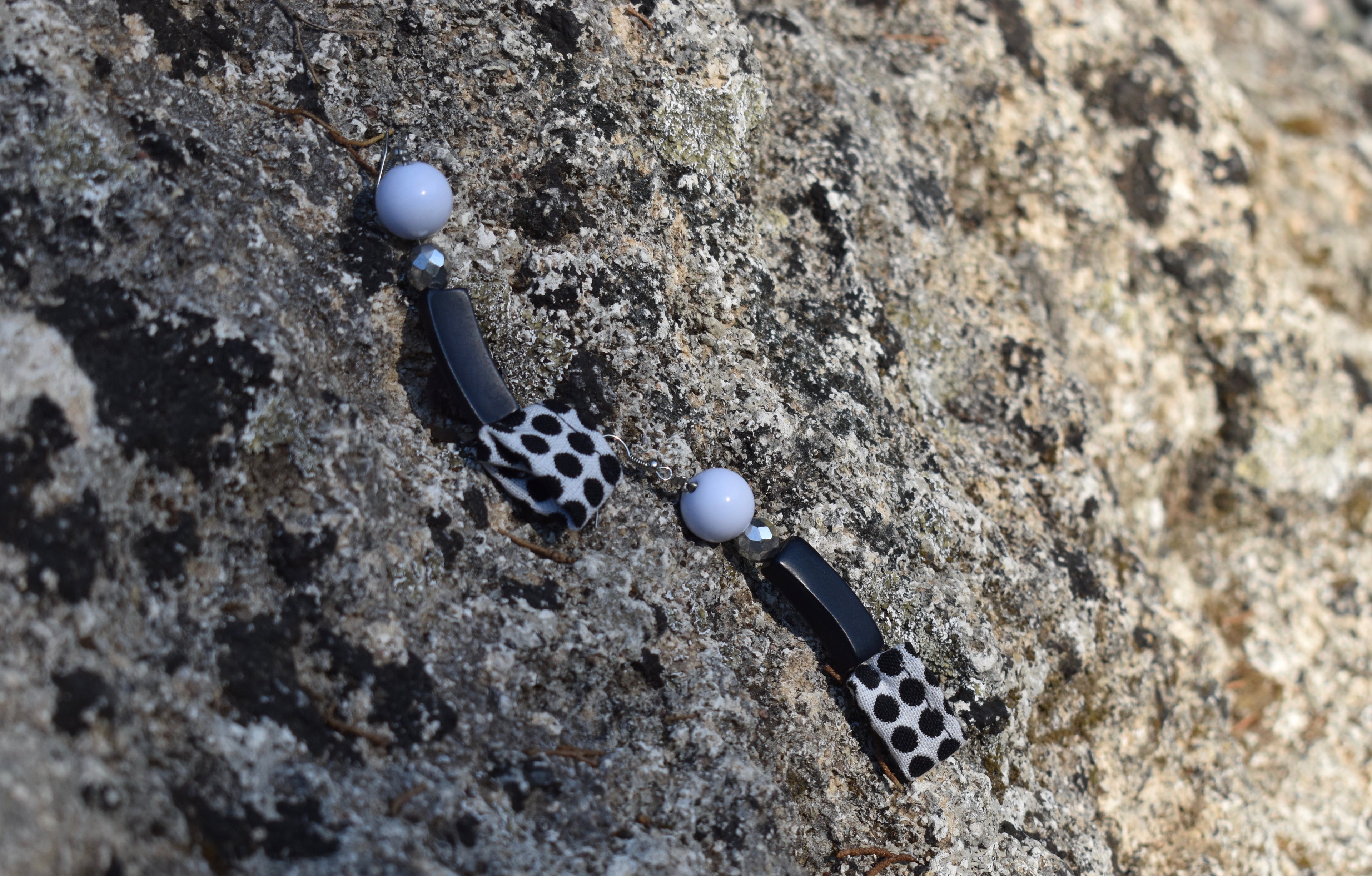 Χειροποίητα Σκουλαρίκια – Μαύρο & Λευκό Πουά| Kallαίσθησις