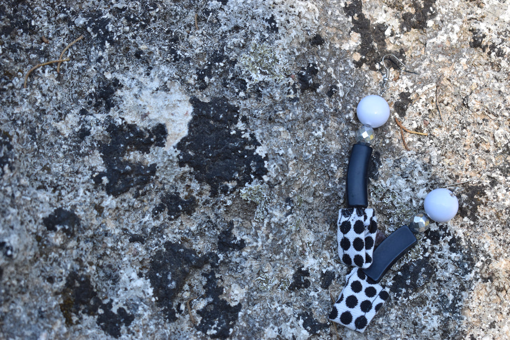 Χειροποίητα Σκουλαρίκια – Μαύρο & Λευκό Πουά| Kallαίσθησις