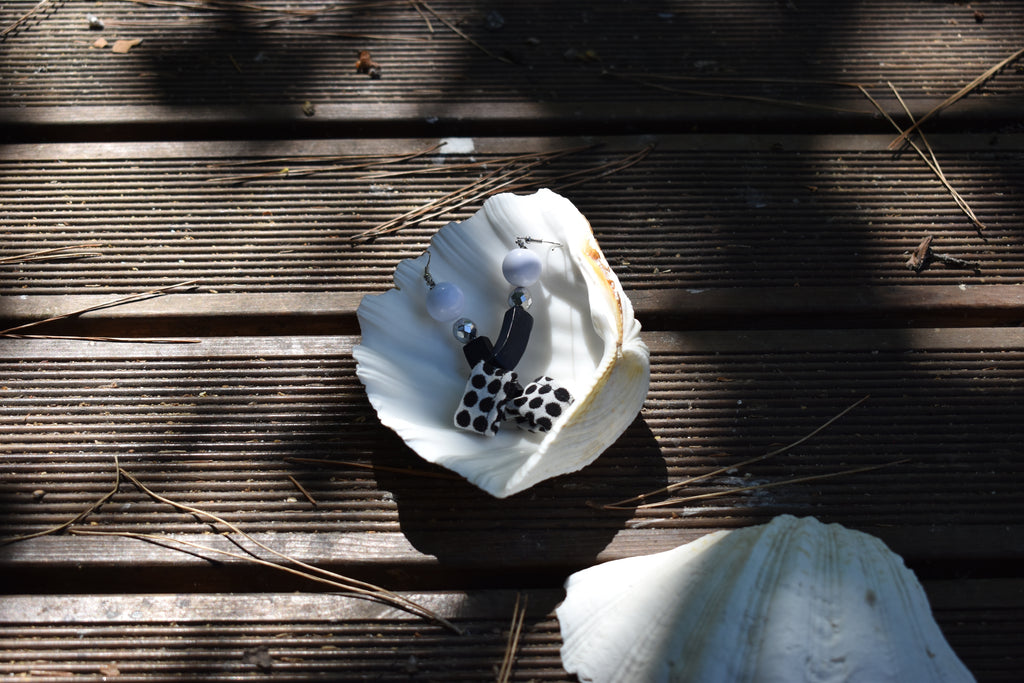 Χειροποίητα Σκουλαρίκια – Μαύρο & Λευκό Πουά| Kallαίσθησις