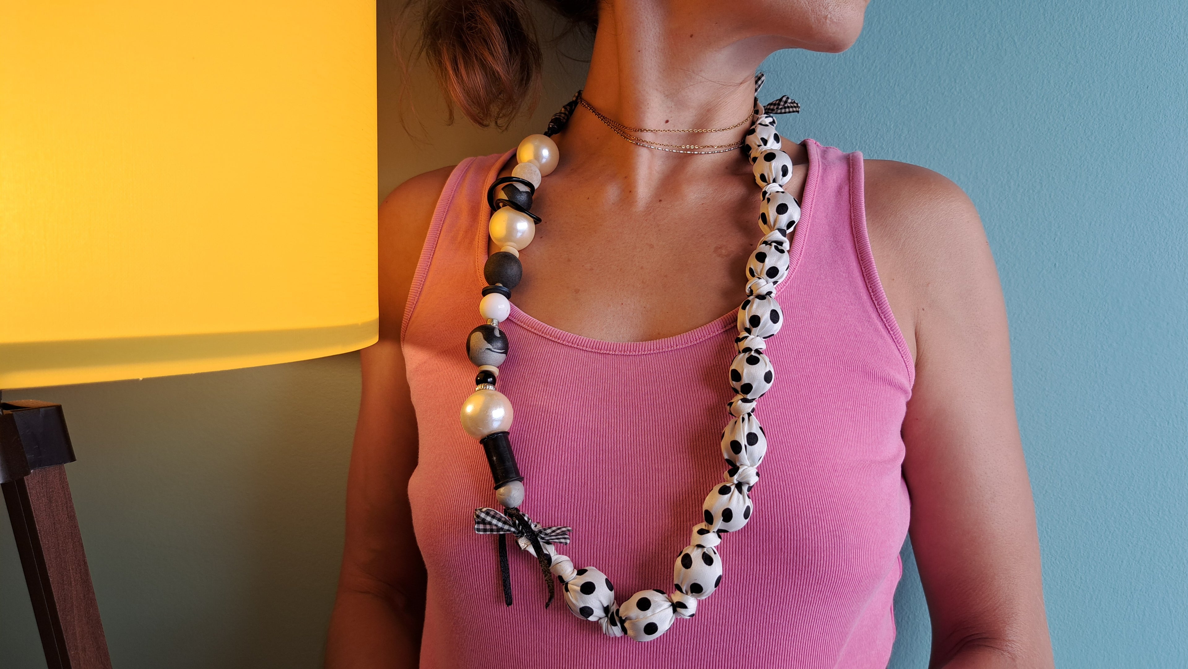 Κολιέ με Μαύρες & Λευκές Πουά Χάντρες και Πέρλες | Kallαισθησις