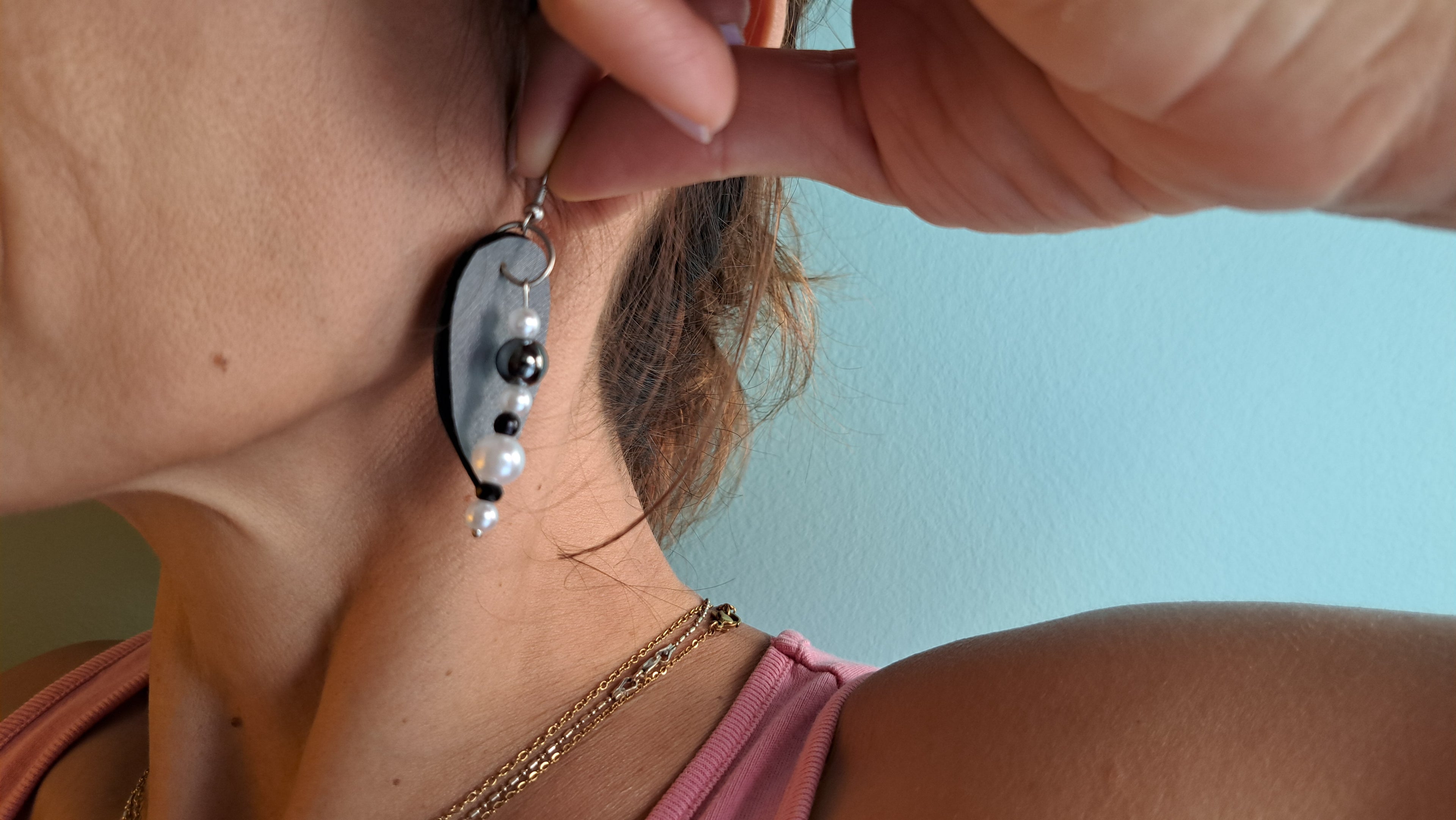 Χειροποίητα Σκουλαρίκια με Μαύρες & Λευκές Πέρλες | Kallαισθησις