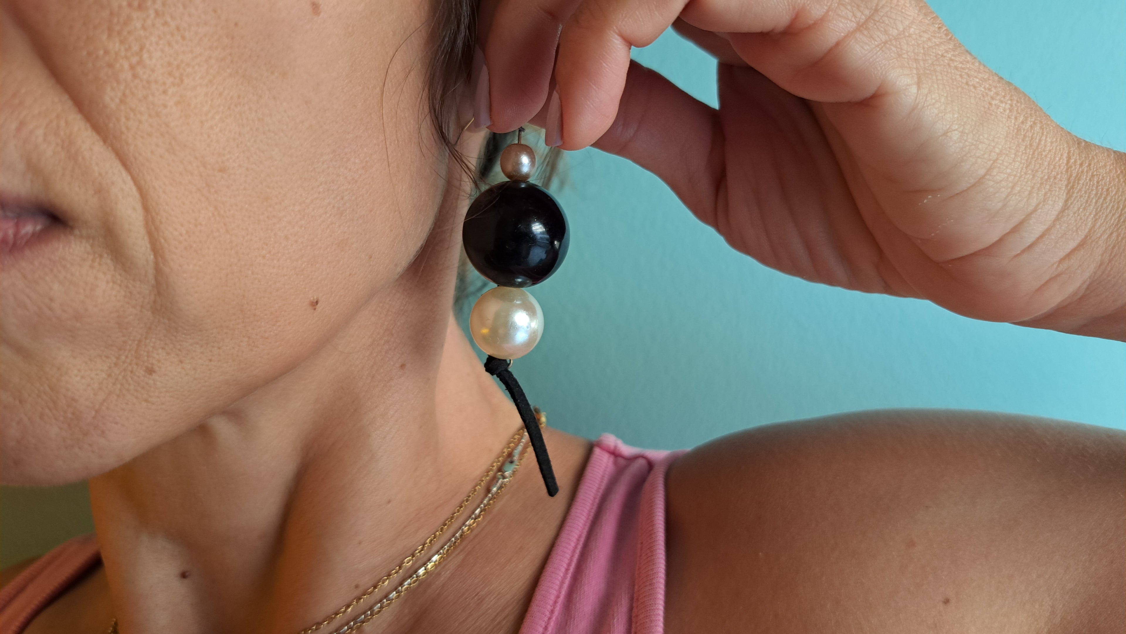 Χειροποίητα Σκουλαρίκια με Μαύρη & Περλέ Χάντρα| Kallαίσθησις