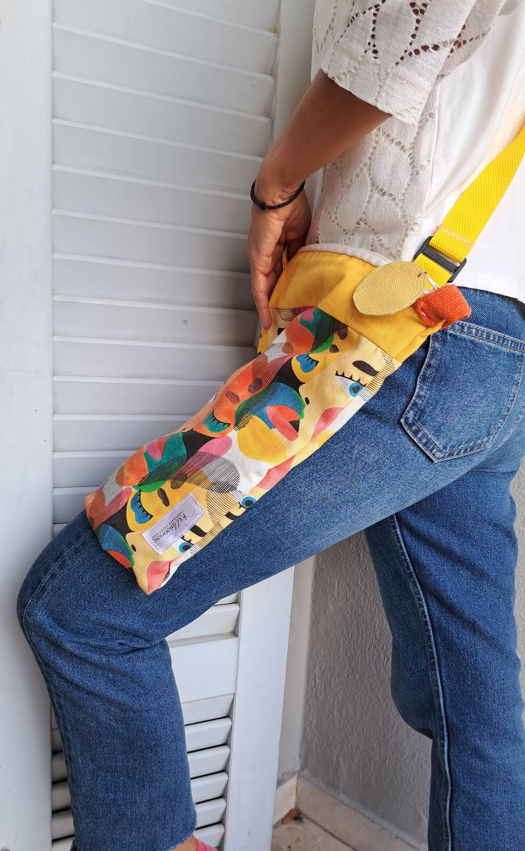 Τσάντα ώμου με πολύχρωμα αφηρημένα πρόσωπα & κίτρινο ιμάντα | kallαίσθησις