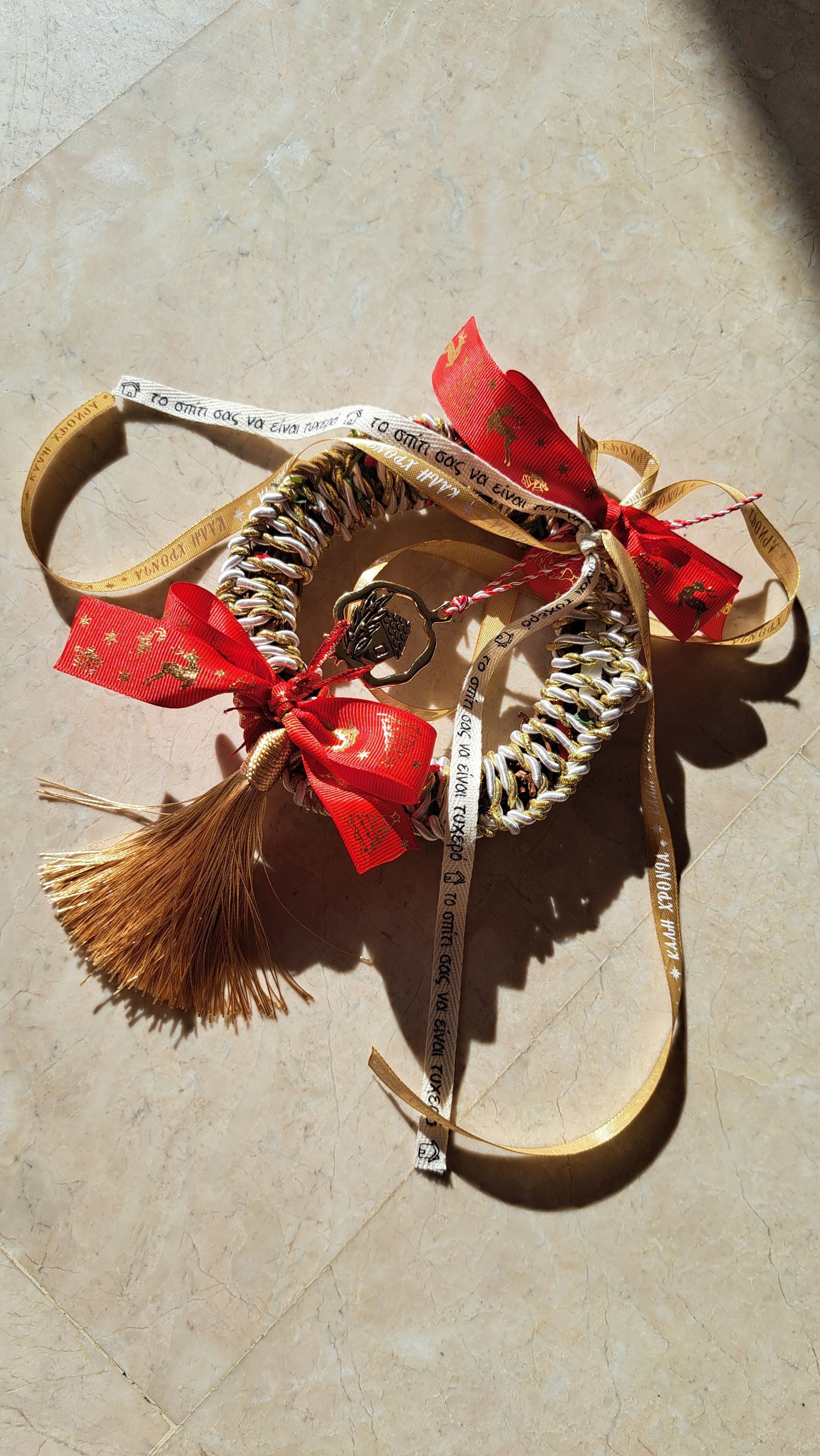 Χειροποίητο Γούρι Στεφανάκι με Ρόδι & Φούντα | Kallαίσθησις