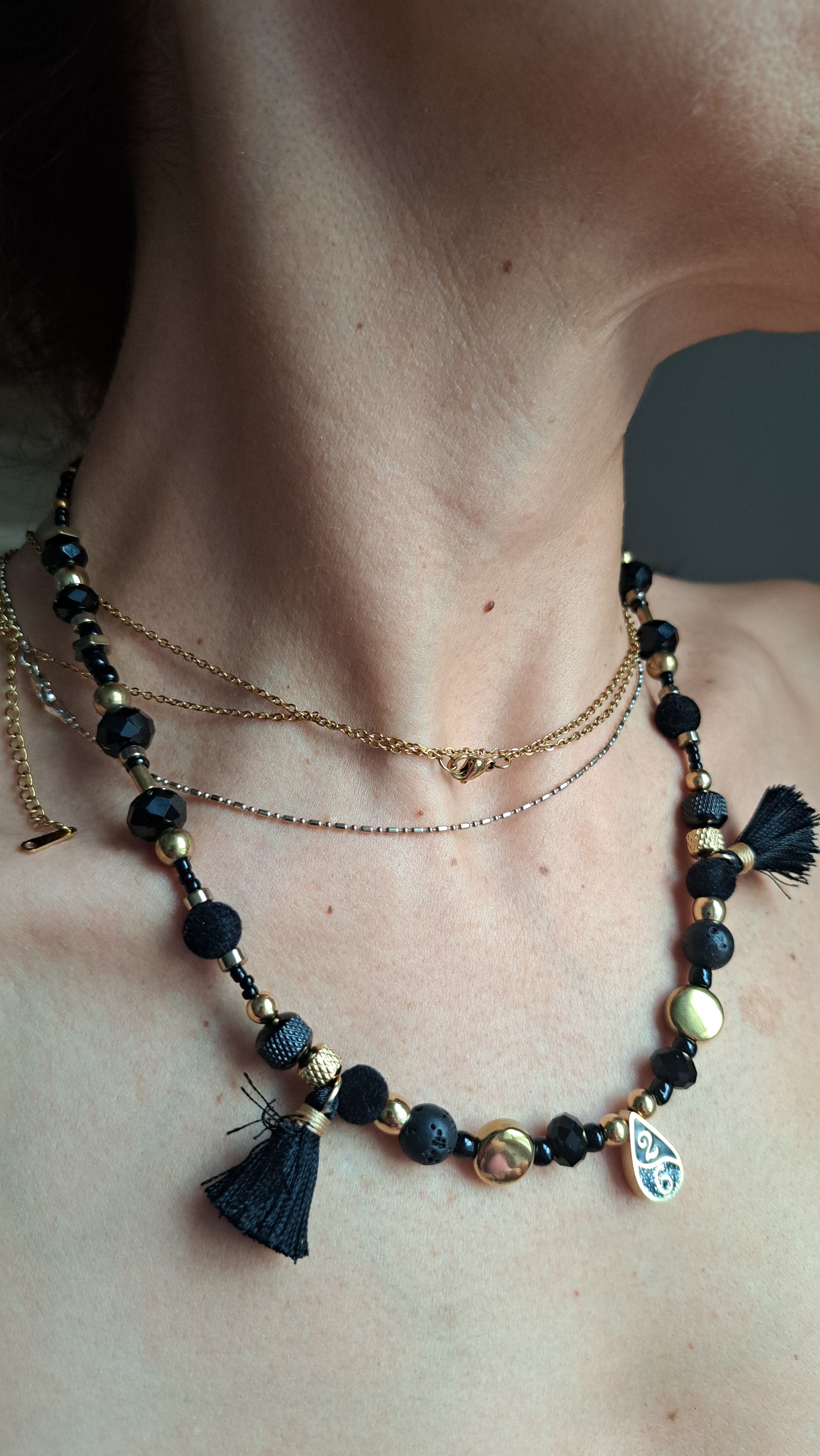 Σετ Κολιέ & Σκουλαρίκια “26” σε Μαύρο & Χρυσό με Φουντίτσες | Kallαίσθησις