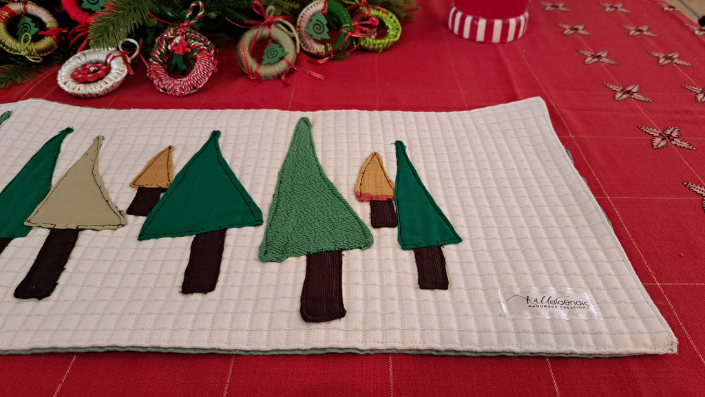 Χριστουγεννιάτικη Τραβέρσα με Δεντράκια σε Γήινους Τόνους | Kallαίσθησις