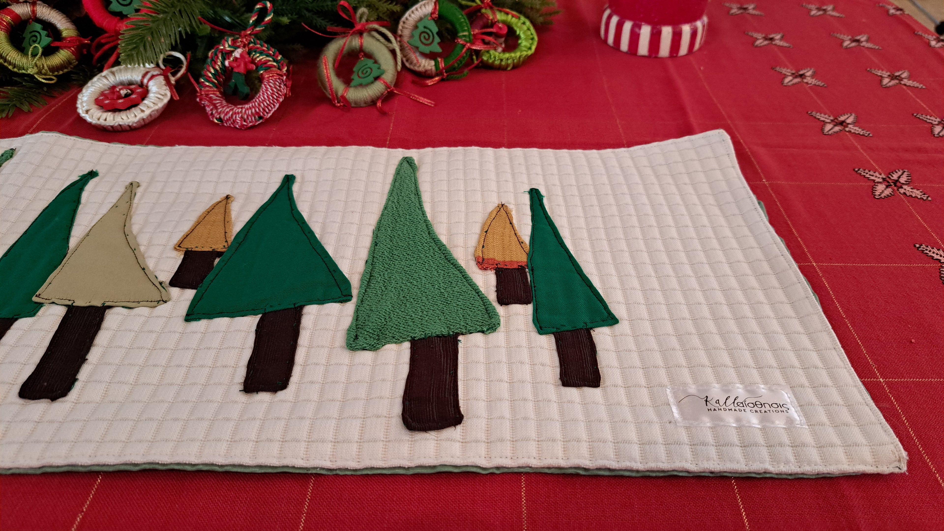 Χριστουγεννιάτικη Τραβέρσα με Δεντράκια σε Γήινους Τόνους | Kallαίσθησις