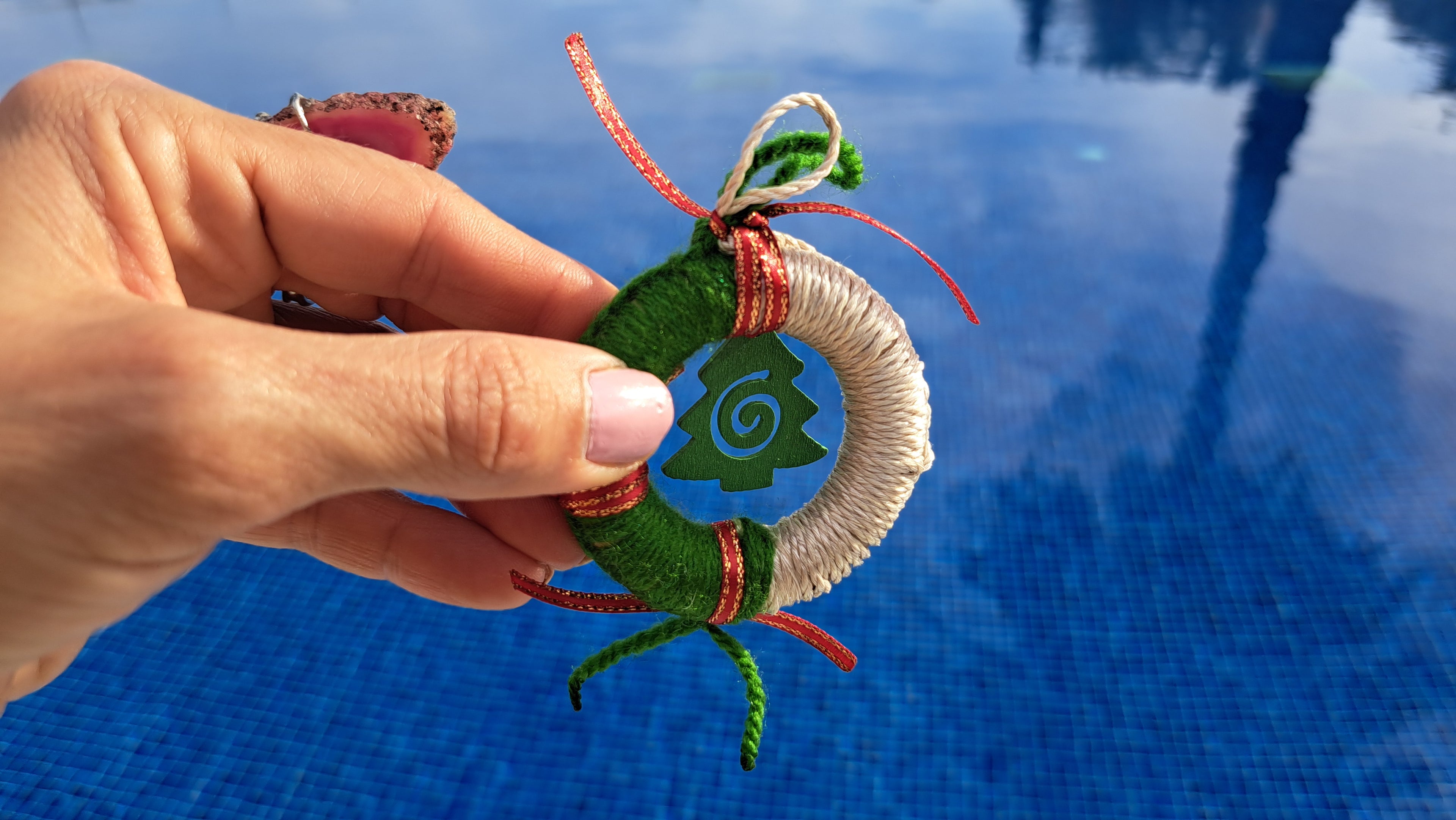 Χριστουγεννιάτικο Κρεμαστό Στεφανάκι Πράσινο–Εκρού με Δεντράκι | kallαίσθησις