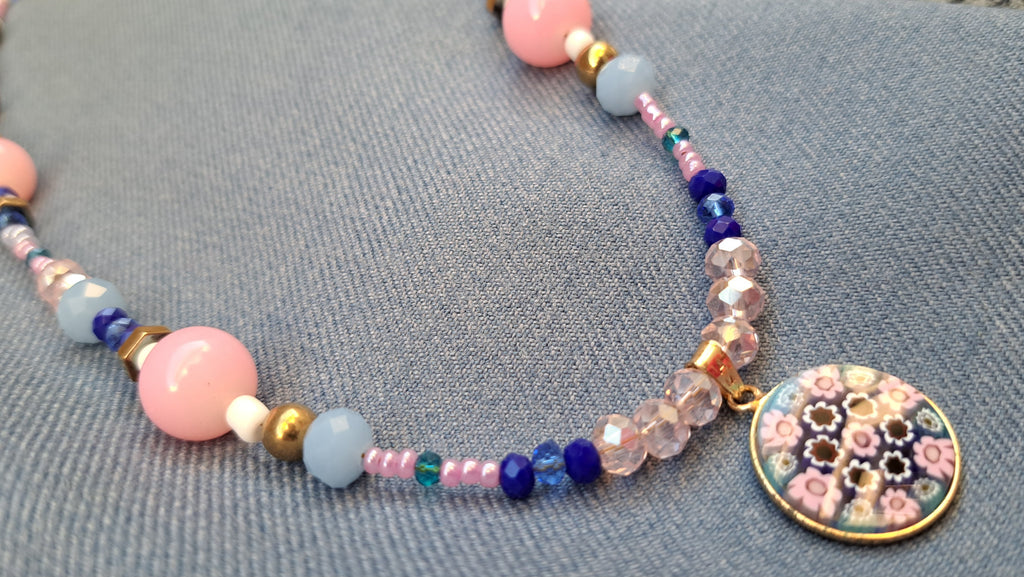 Κολιέ με ροζ και μπλε χάντρες & στρογγυλό μοτίφ | kallαίσθησις