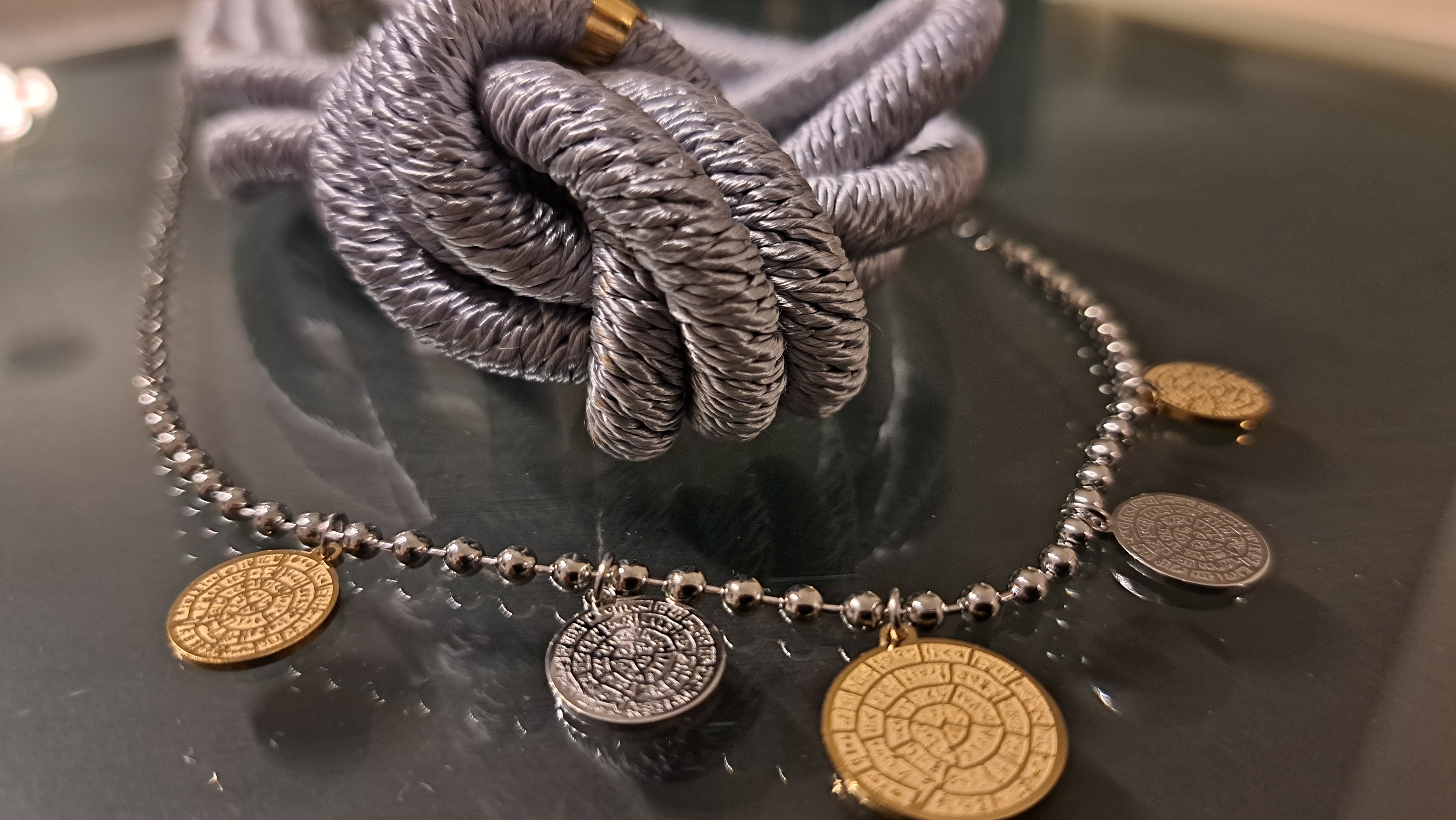 Χειροποίητο Κολιέ με Ασημί Κόμπο & Μεταλλικά Κρεμαστά Στοιχεία | kallαίσθησις