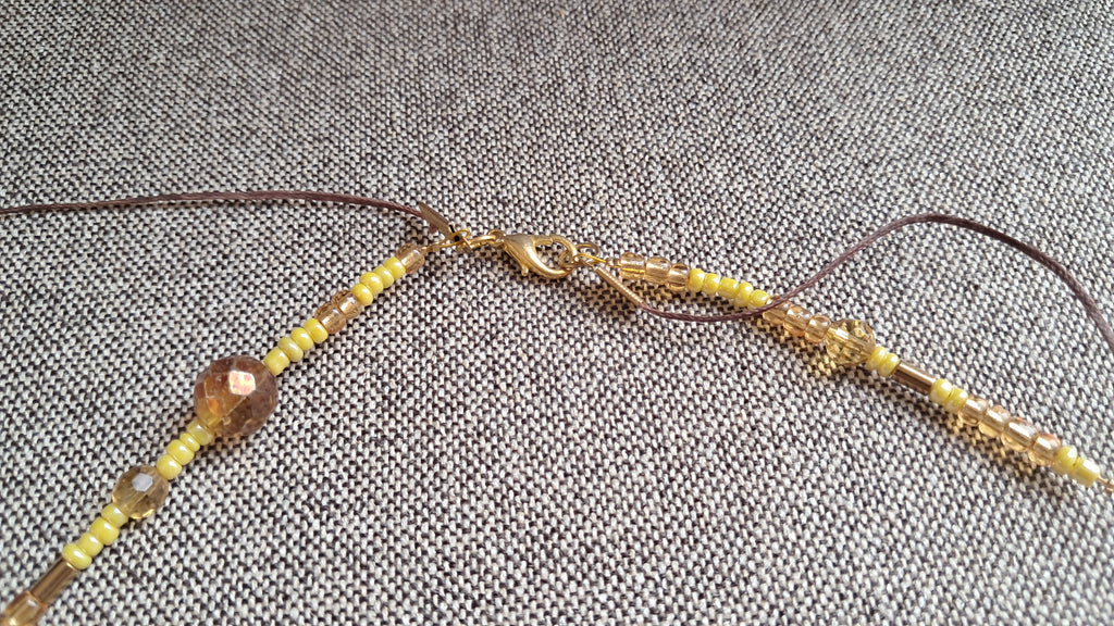 Μακρύ κολιέ με χρυσές & κεχριμπαρένιες χάντρες | kallαίσθησις