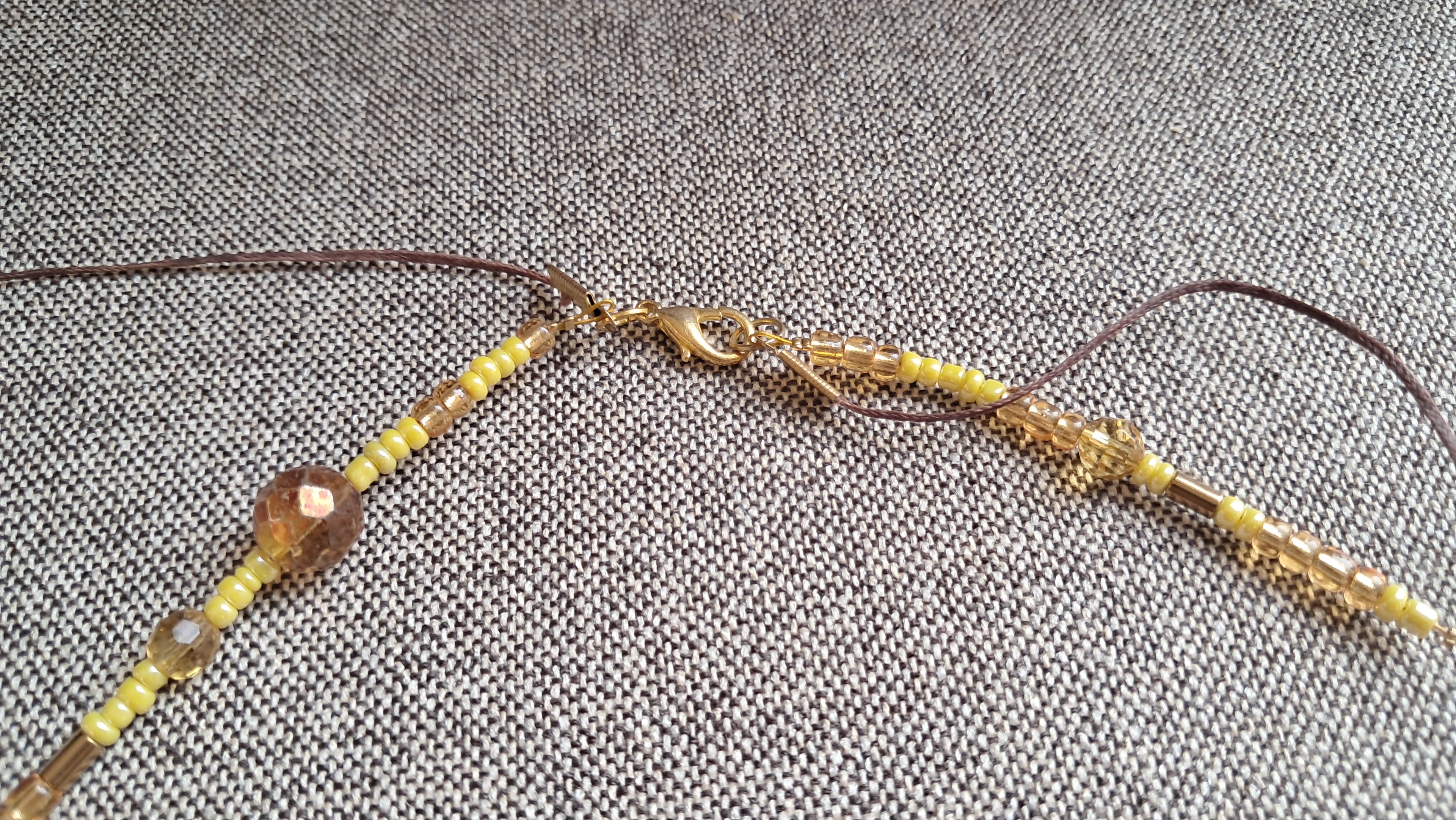 Μακρύ κολιέ με χρυσές & κεχριμπαρένιες χάντρες | kallαίσθησις