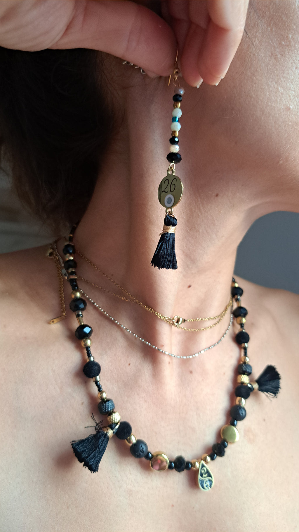 Σετ Κολιέ & Σκουλαρίκια “26” σε Μαύρο & Χρυσό με Φουντίτσες | Kallαίσθησις