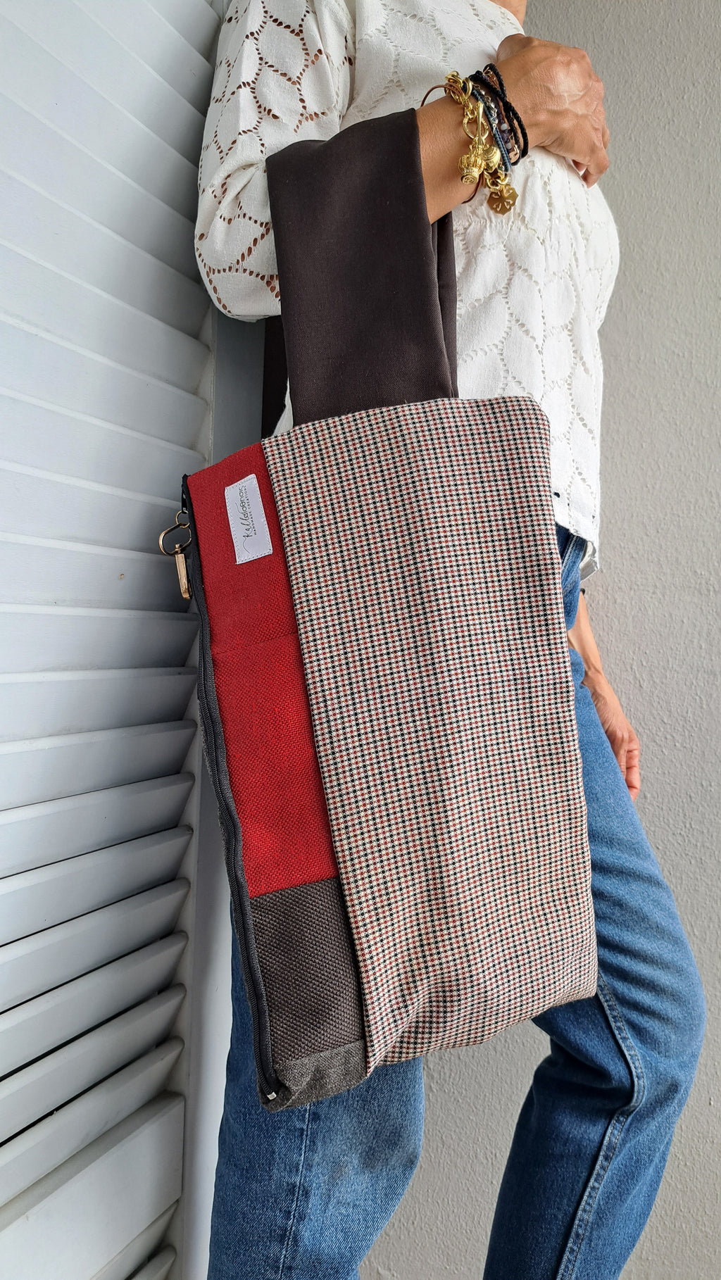 Τσαντάκι χειρός καρό με κόκκινες και καφέ λεπτομέρειες | kallαίσθησις