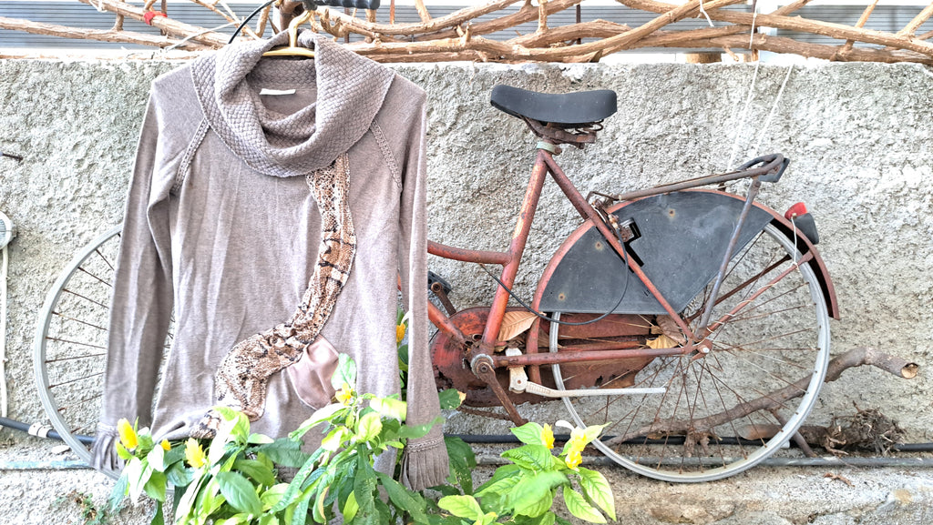 Μπλούζα-φόρεμα με Snake Λεπτομέρεια & Πλεκτό Γιακά | kallαίσθησις