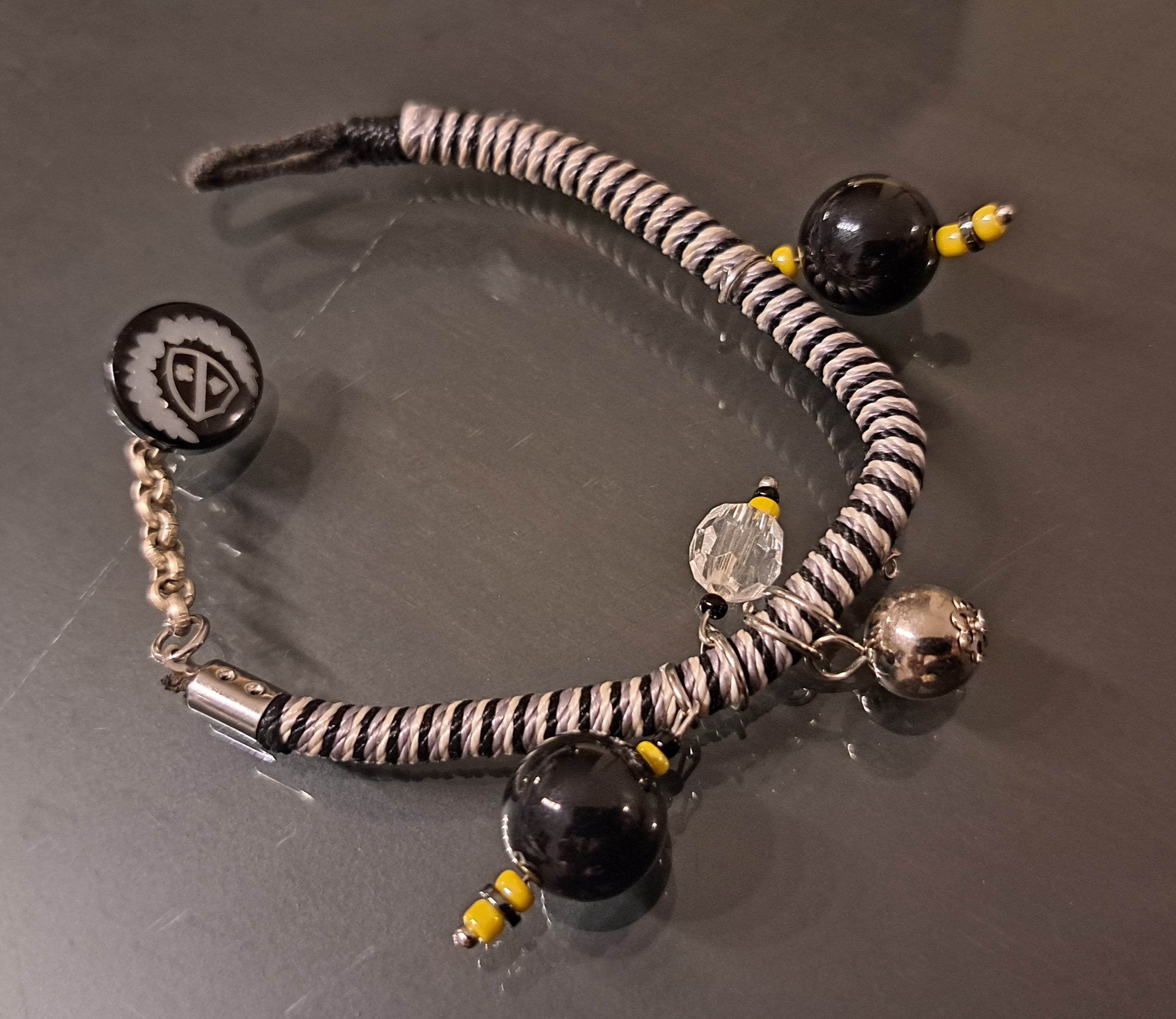 Χειροποίητο Βραχιόλι με Μαύρες & Ασημί Χάντρες και Κίτρινες Λεπτομέρειες | kallαίσθησις