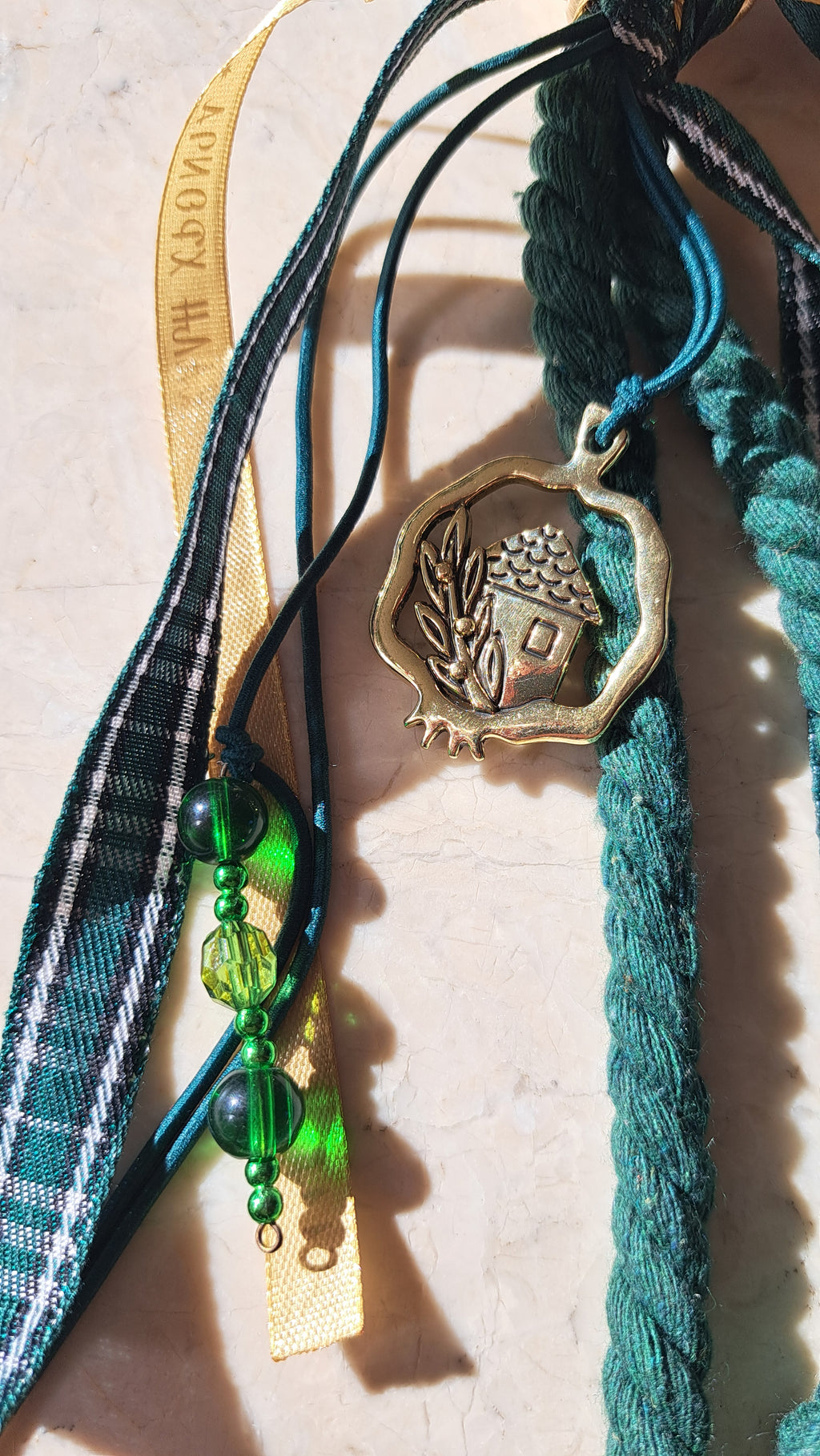 Γούρι “Σπιτάκι” σε Πράσινο & Χρυσό | Kallαίσθησις