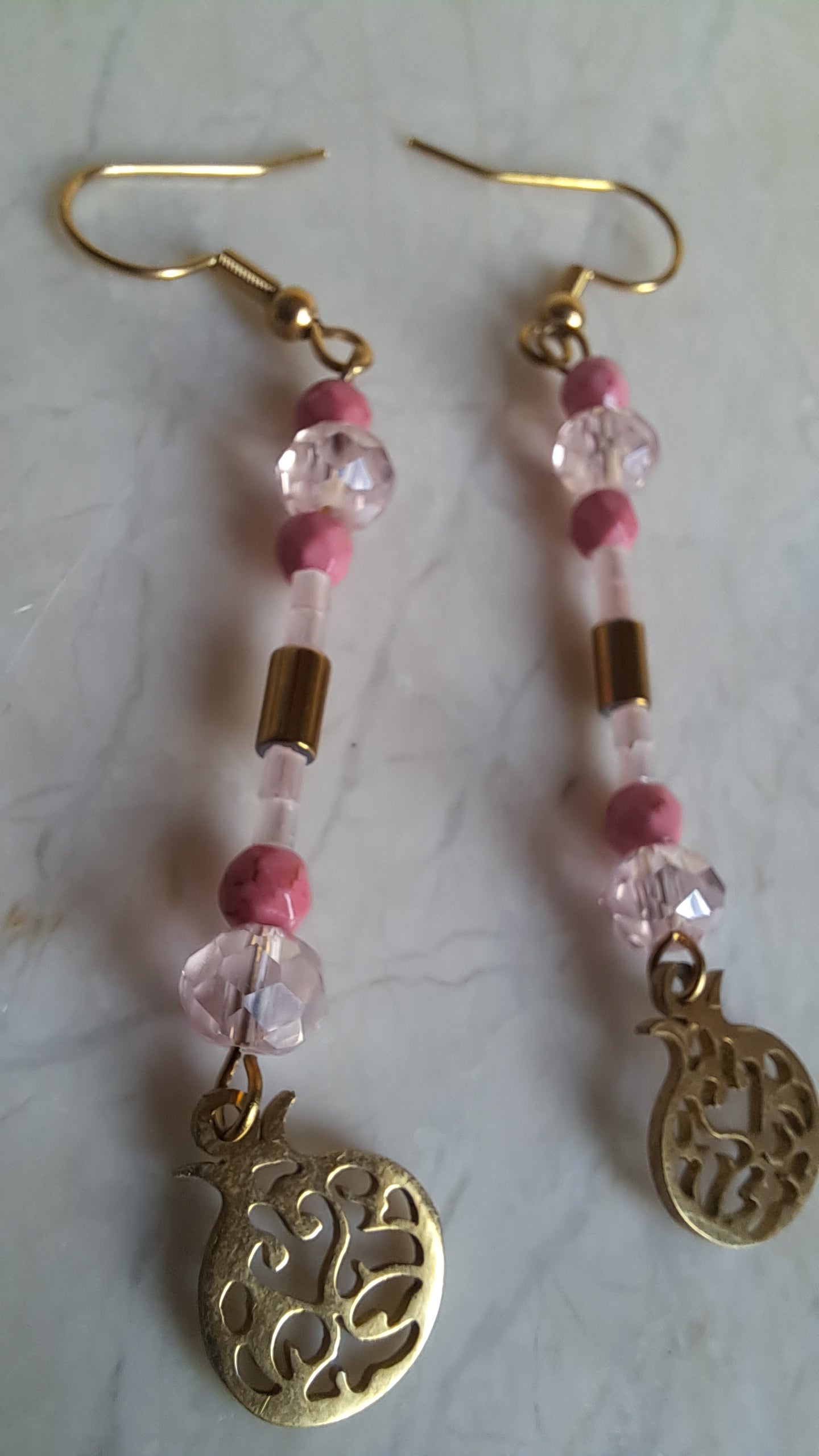 Σκουλαρίκια Ροζ Χάντρες & Μεταλλικά Ρόδια | Kallαίσθησις