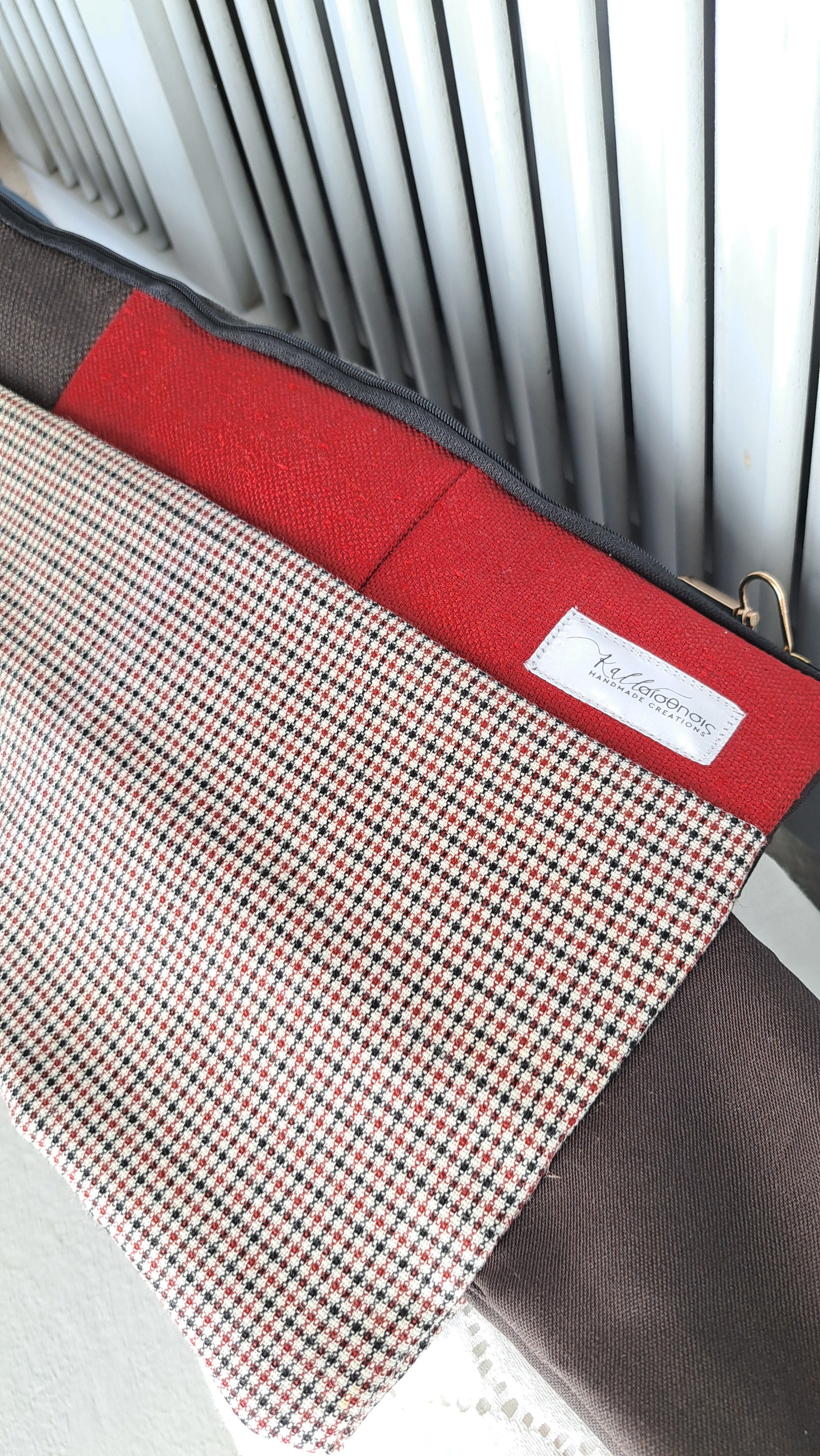 Τσαντάκι χειρός καρό με κόκκινες και καφέ λεπτομέρειες | kallαίσθησις