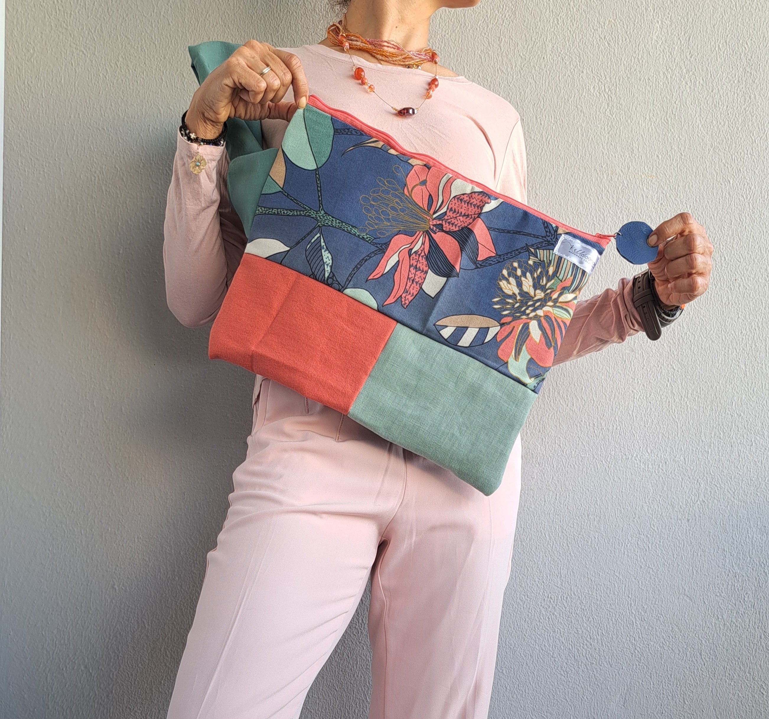 Τσάντα ώμου με floral και μονόχρωμα πάνελ | kallαίσθησις