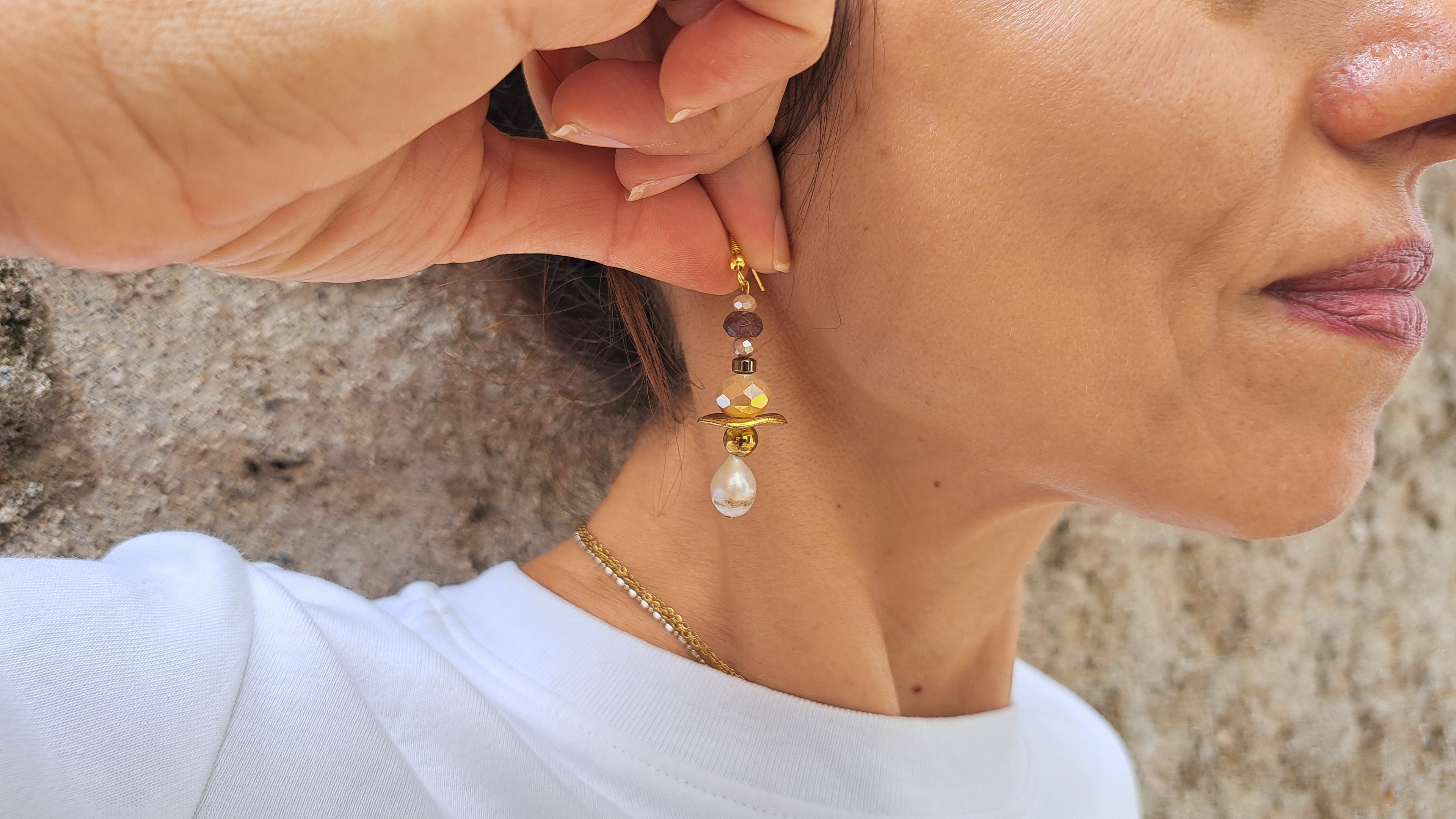 Χειροποίητα Κρεμαστά Σκουλαρίκια με Χρυσές Λεπτομέρειες & Πέρλα | kallαίσθησις