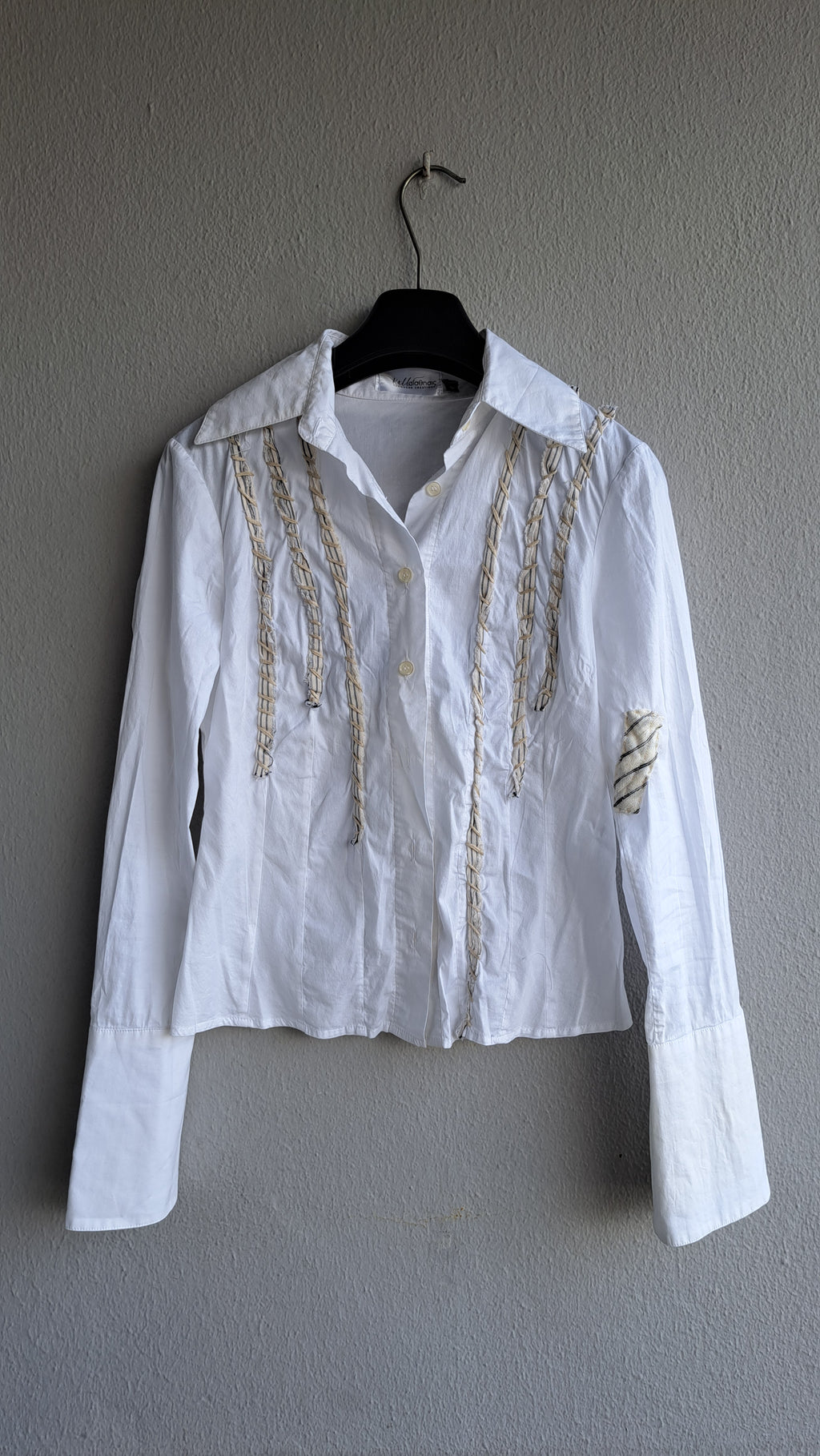 Λευκό χειροποίητο πουκάμισο με κεντητές λεπτομέρειες & υφασμάτινα μοτίβα | kallαίσθησις