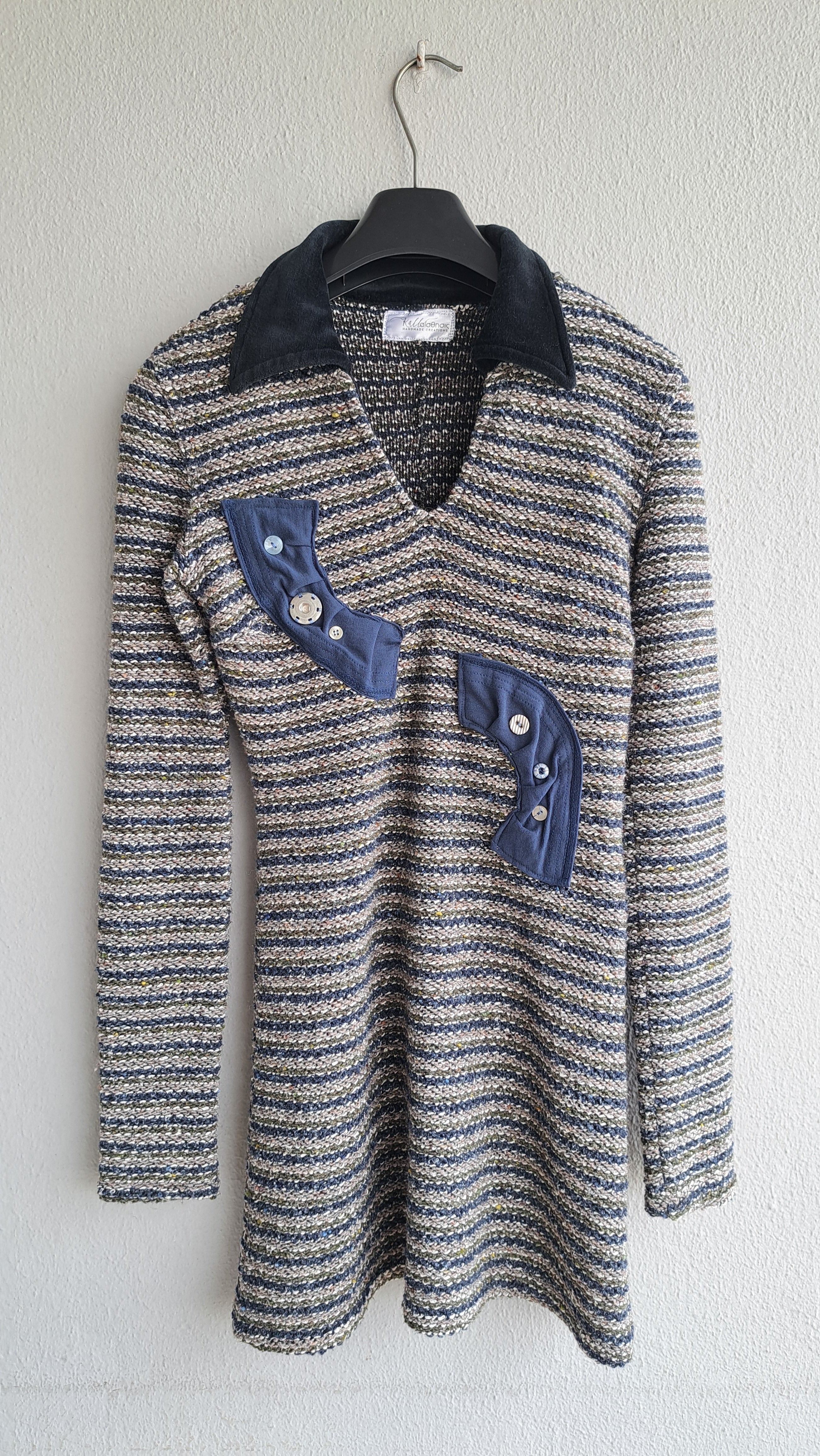 Μίνι φόρεμα με ρίγες και μπλε λεπτομέρειες | kallαίσθησις