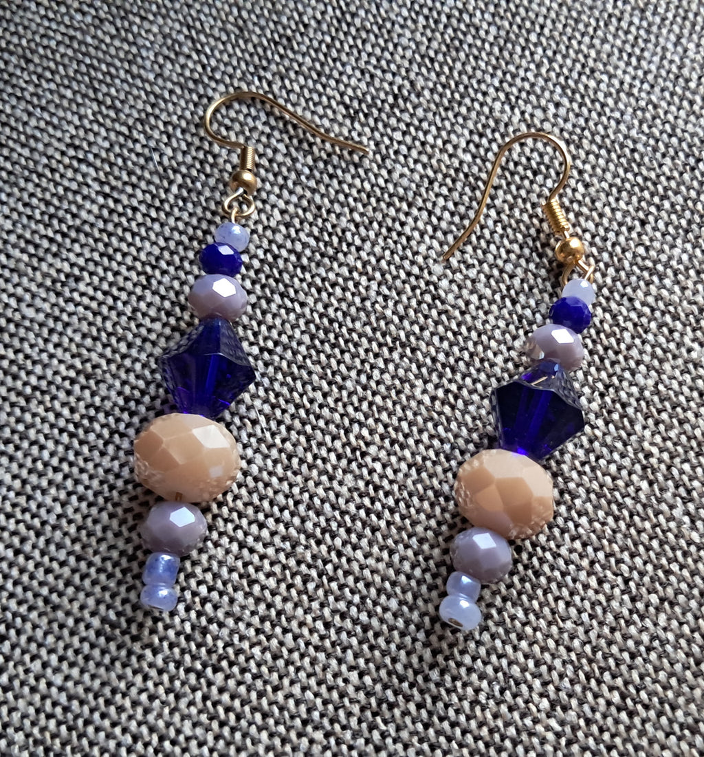 Σκουλαρίκια με γυάλινες μωβ και μπεζ χάντρες | kallαίσθησις