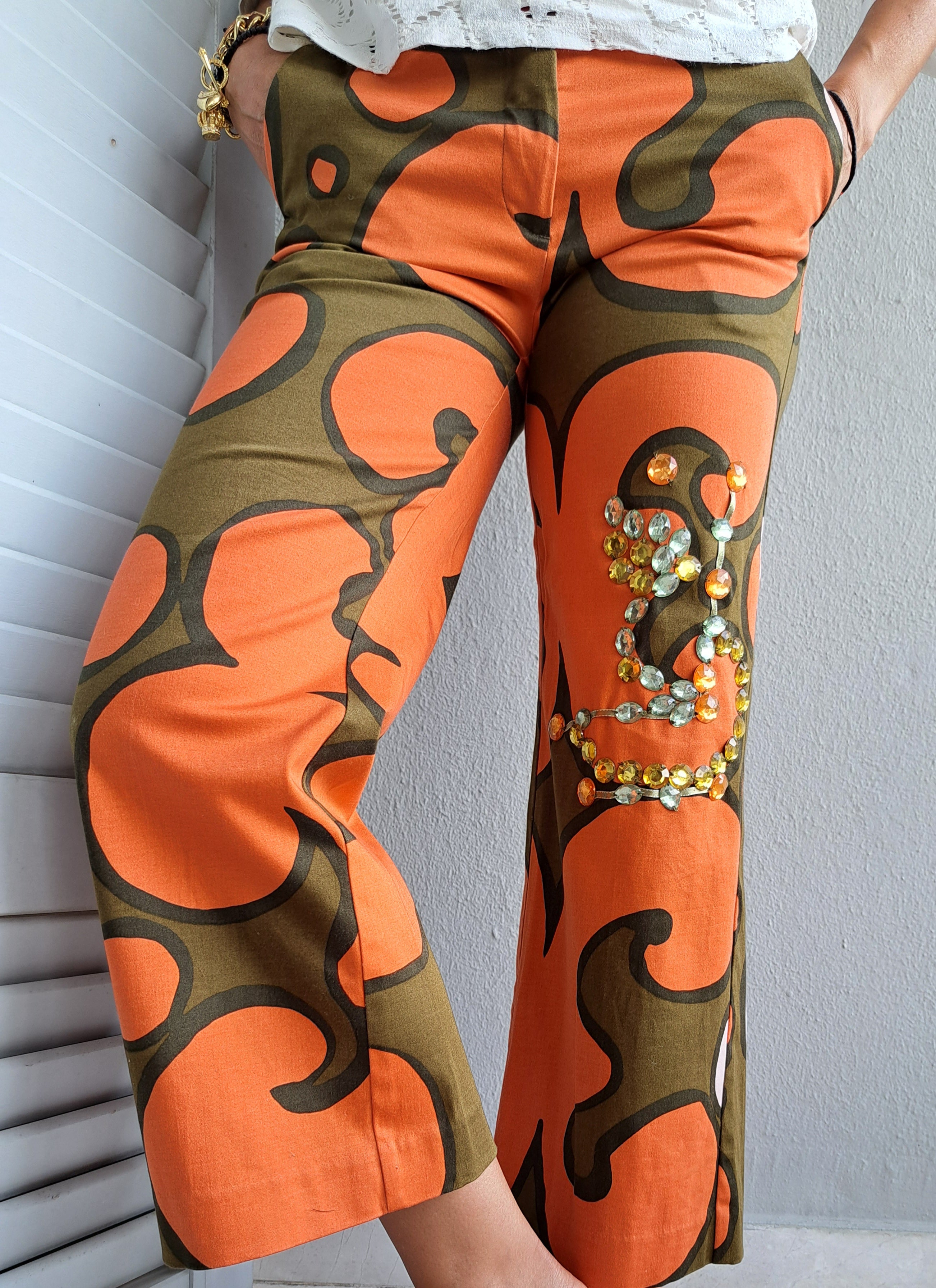 Παντελόνι με πορτοκαλί–λαδί σχέδιο και διακοσμητικές πέτρες | kallαίσθησις