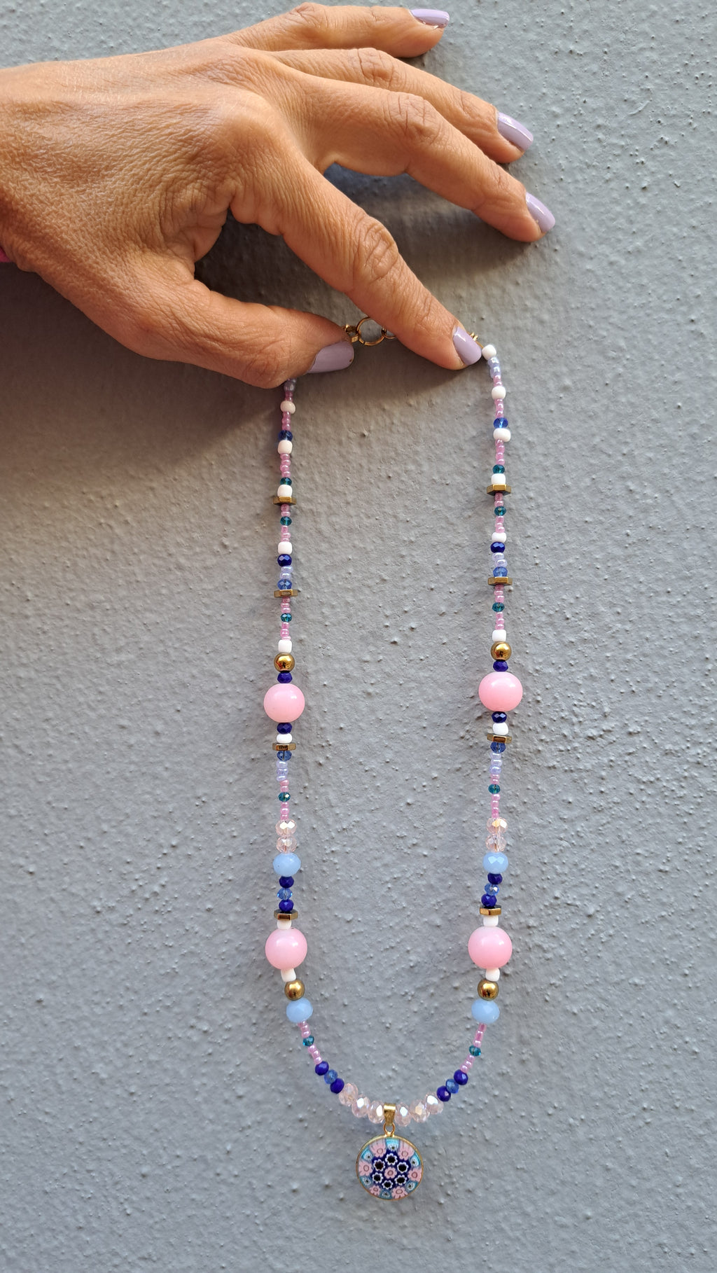 Κολιέ με ροζ και μπλε χάντρες & στρογγυλό μοτίφ | kallαίσθησις