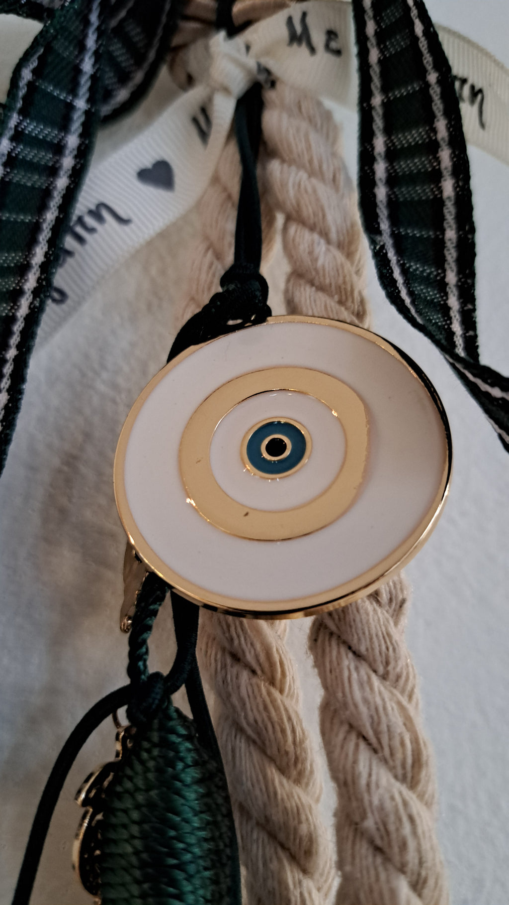 Γούρι με Λευκό – Χρυσό Μάτι & Πράσινη Φούντα | Kallαίσθησις