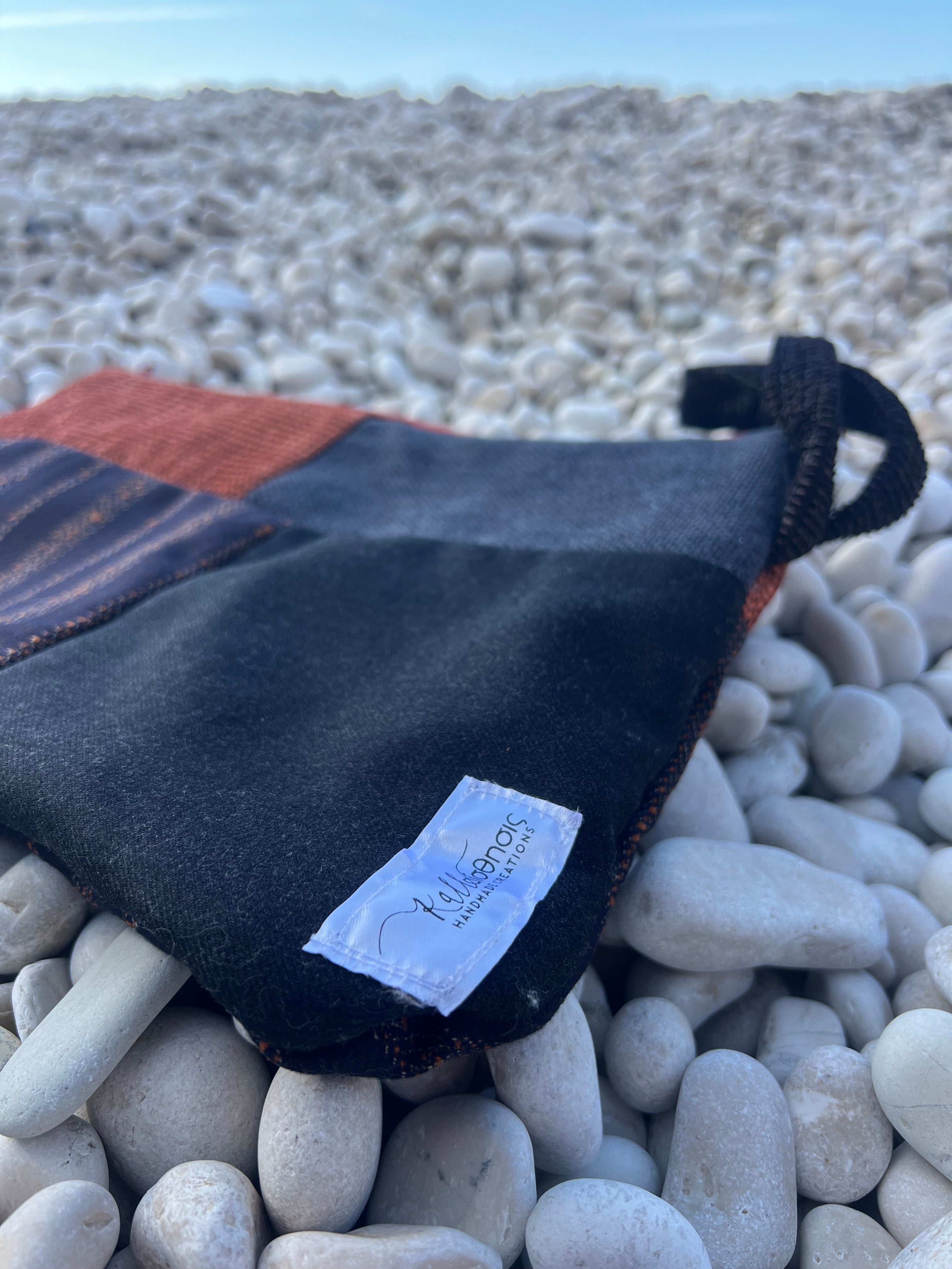 Χειροποίητο τσαντάκι-φάκελος ώμου – Μαύρο με καφέ και πορτοκαλί λεπτομέρειες | Kallαίσθησις