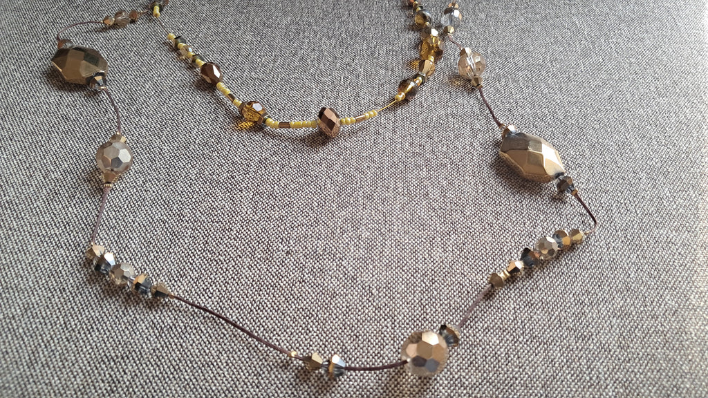 Μακρύ κολιέ με χρυσές & κεχριμπαρένιες χάντρες | kallαίσθησις