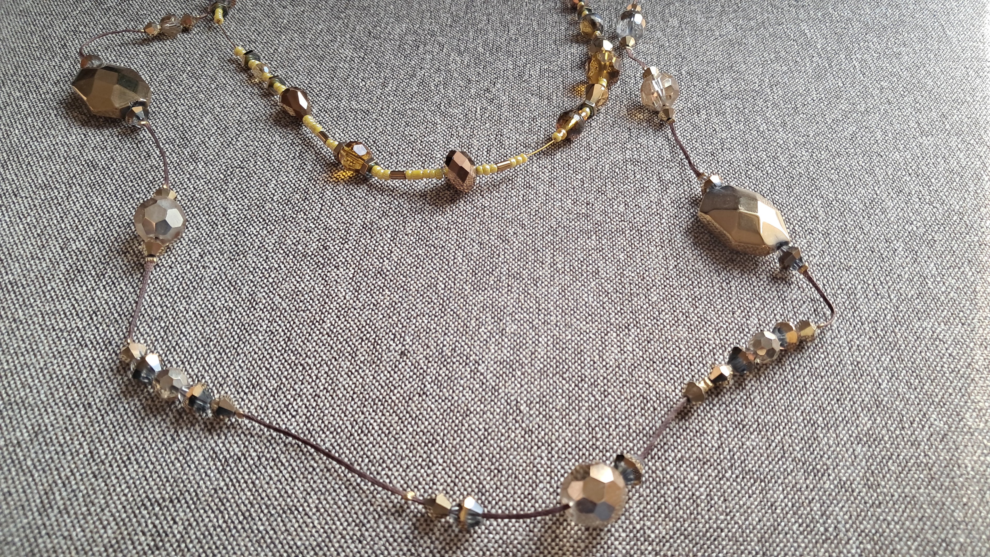 Μακρύ κολιέ με χρυσές & κεχριμπαρένιες χάντρες | kallαίσθησις