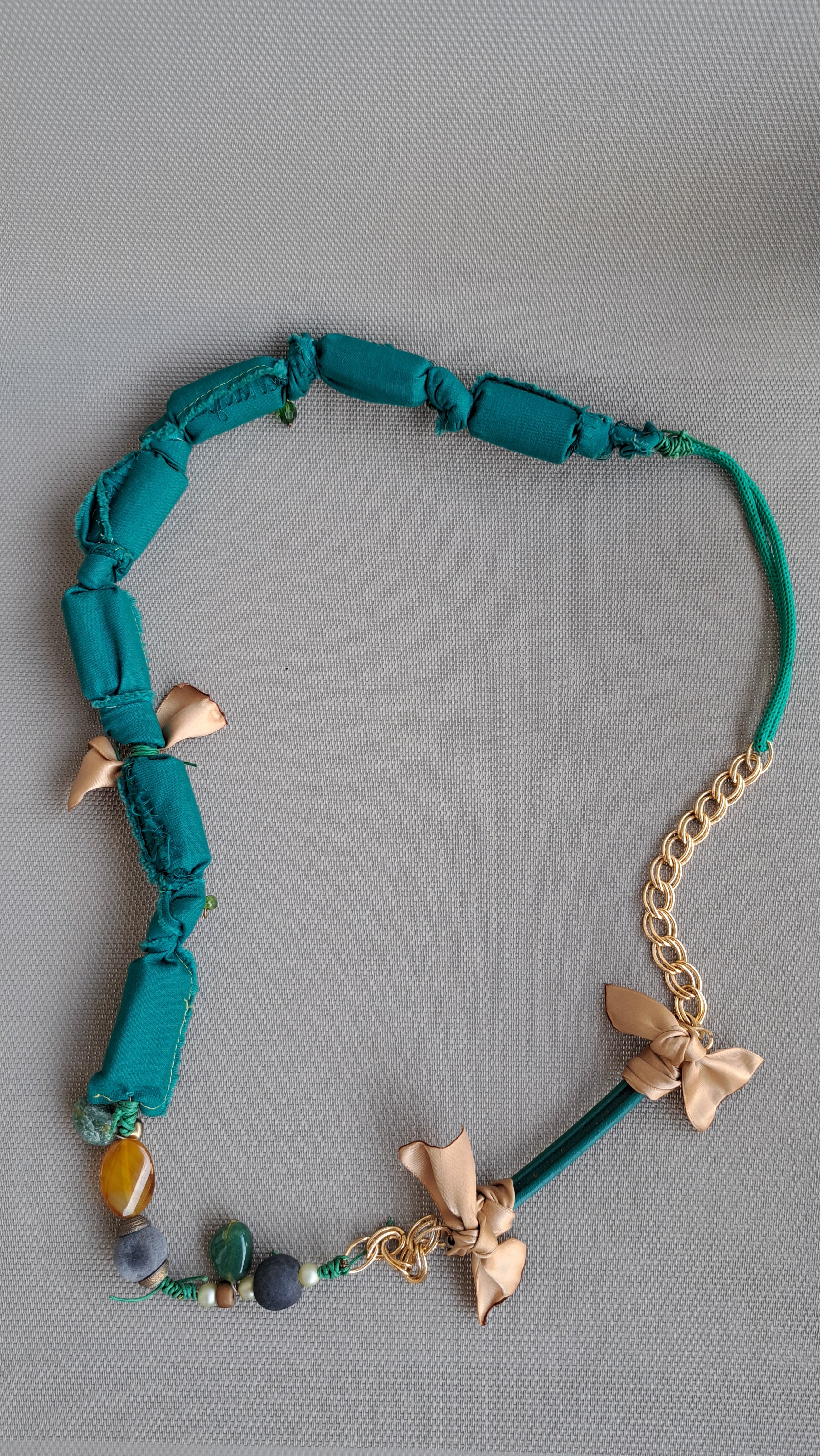 Κολιέ με ύφασμα, χάντρες και φιόγκους| kallαίσθησις