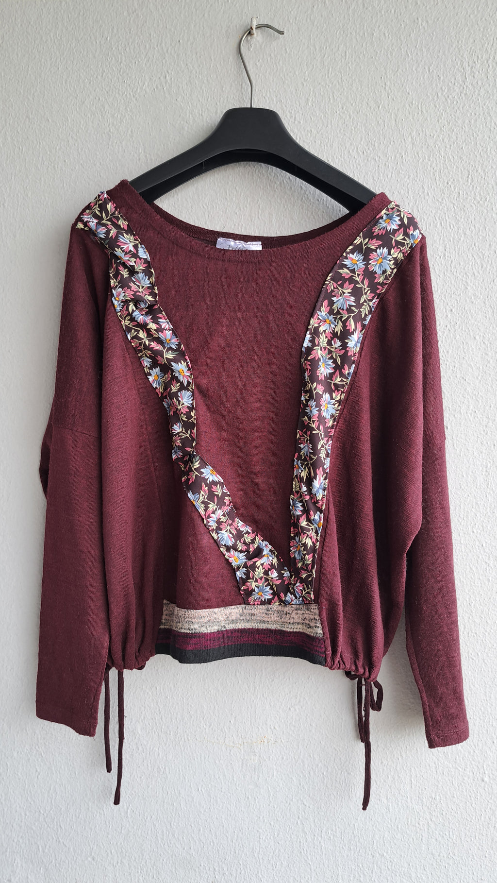 Μπορντό μπλούζα με φλοράλ λεπτομέρειες | kallαίσθησις