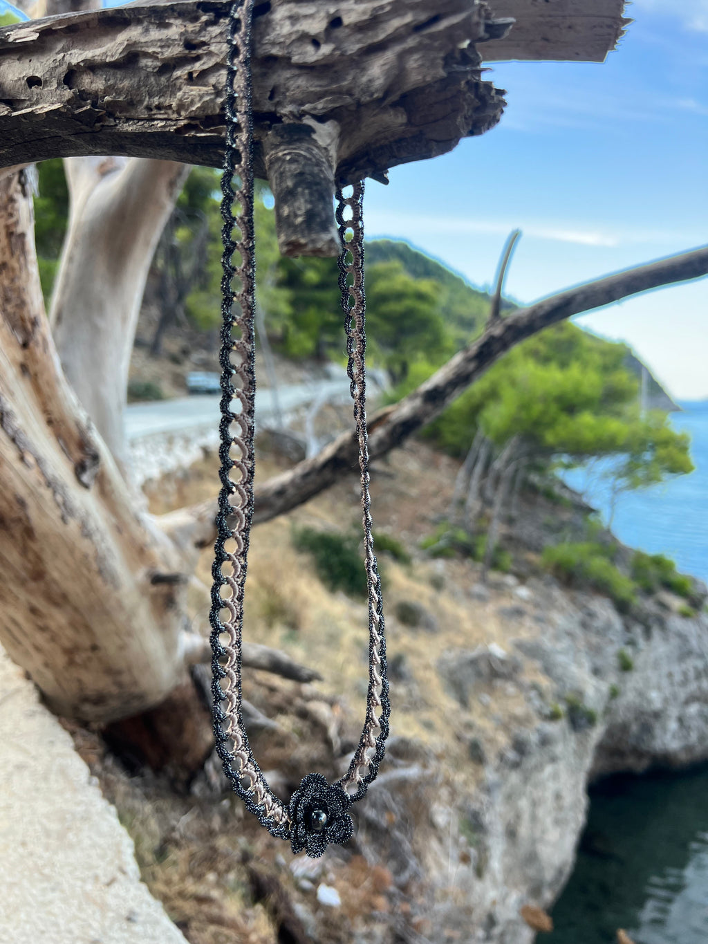 Χειροποίητο Κολιέ με Μαύρο Λουλούδι & Υφασμάτινη Πλέξη