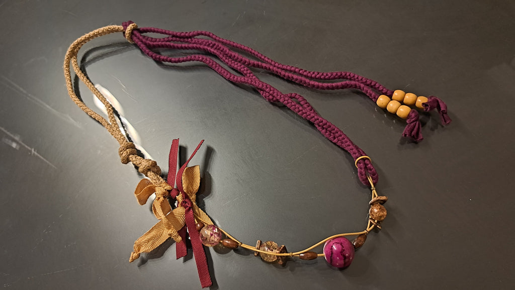 Χειροποίητο Κολιέ με Μπορντό Πλεκτό Κορδόνι & Καφέ Λεπτομέρειες | kallαίσθησις