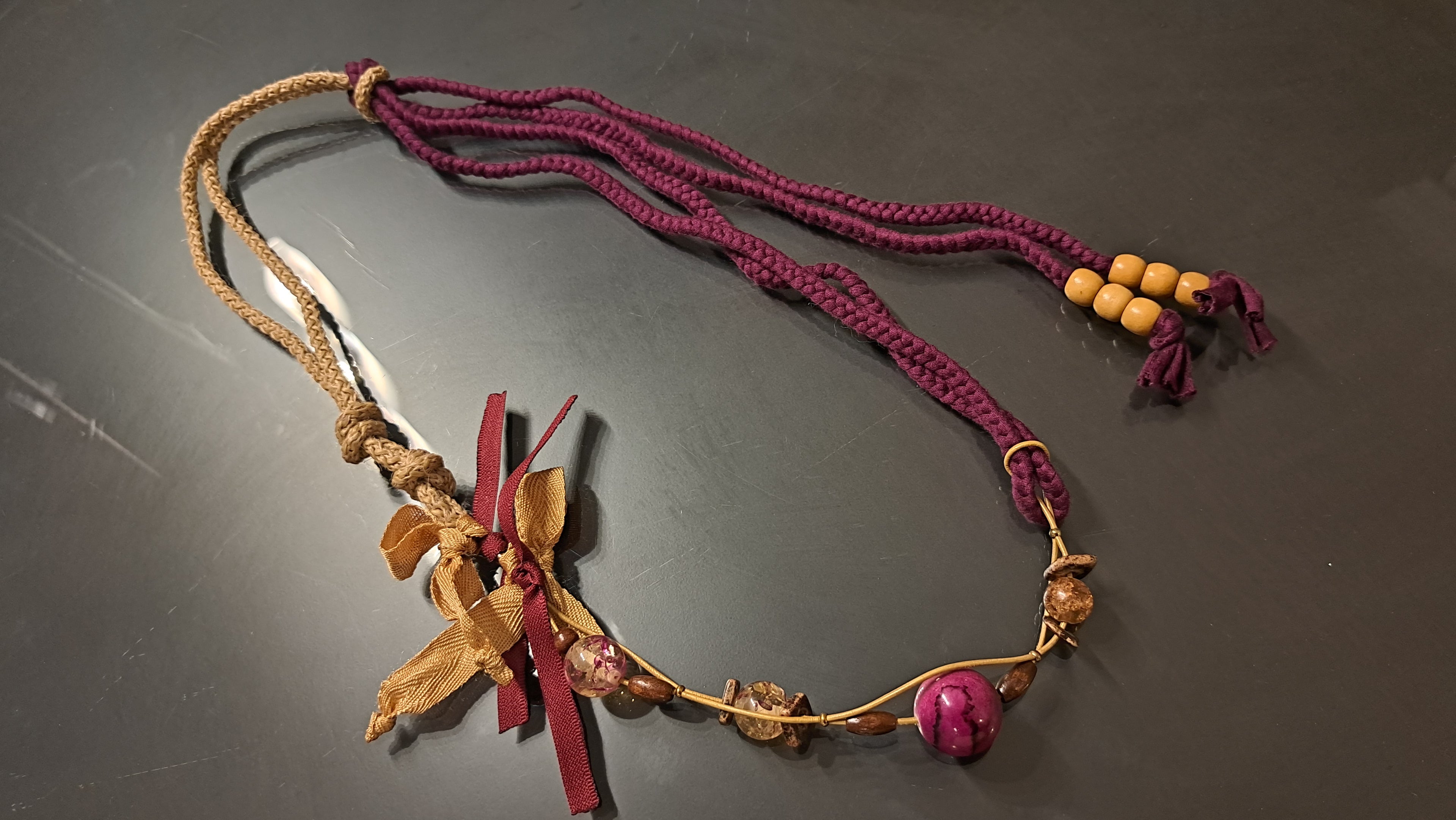 Χειροποίητο Κολιέ με Μπορντό Πλεκτό Κορδόνι & Καφέ Λεπτομέρειες | kallαίσθησις