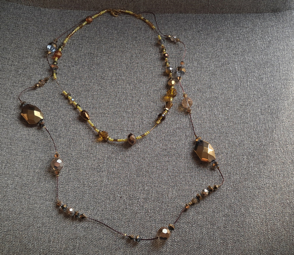 Μακρύ κολιέ με χρυσές & κεχριμπαρένιες χάντρες | kallαίσθησις