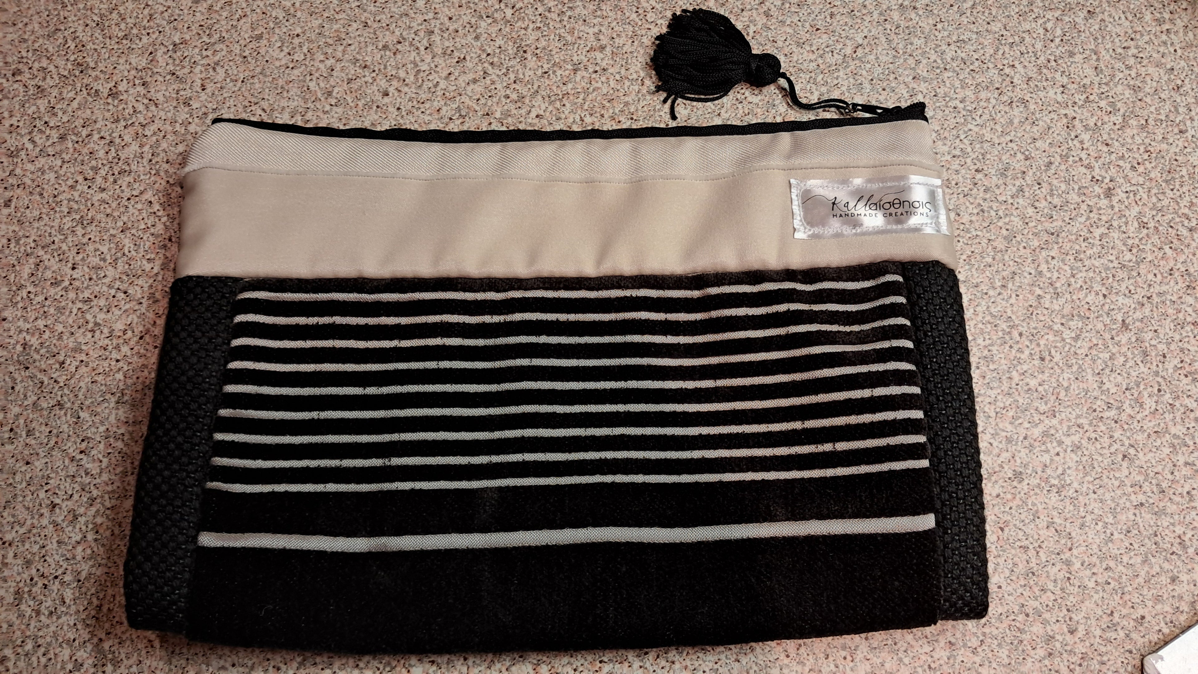 Ριγέ χειροποίητο τσαντάκι  μαύρο-μπεζ | kallαίσθησις