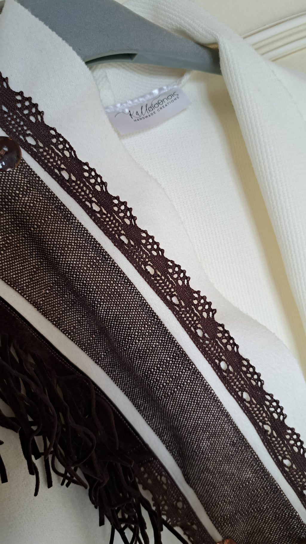 Λευκό ημίπαλτο με καφέ διακοσμητικές λεπτομέρειες | kallαίσθησις